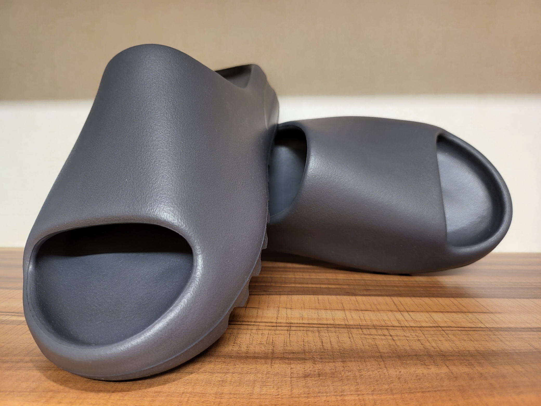 Adidas Yeezy Slide Slate Grey 착용 스타일