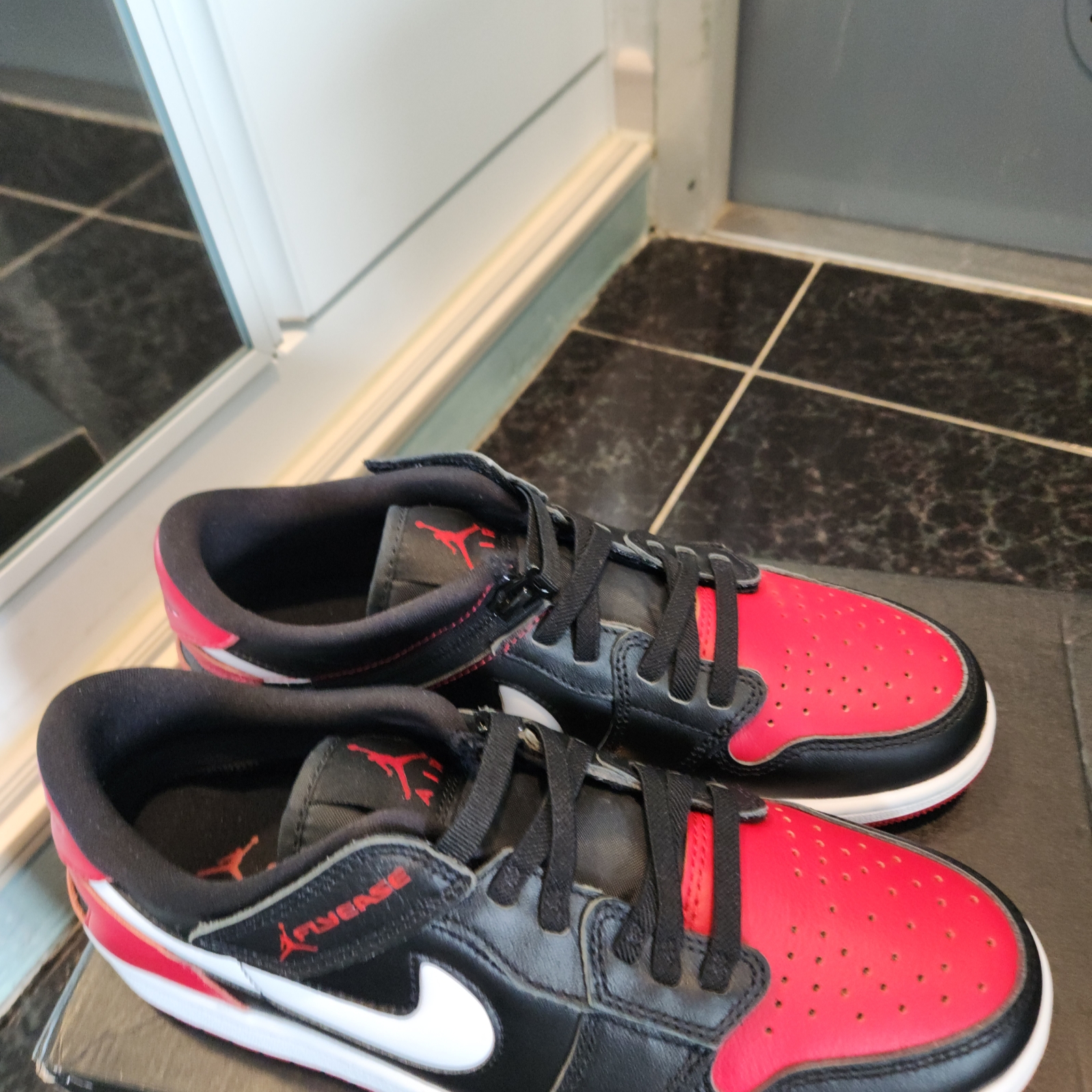 Jordan 1 Low Flyease Black Gym Red 착용 스타일 - 2