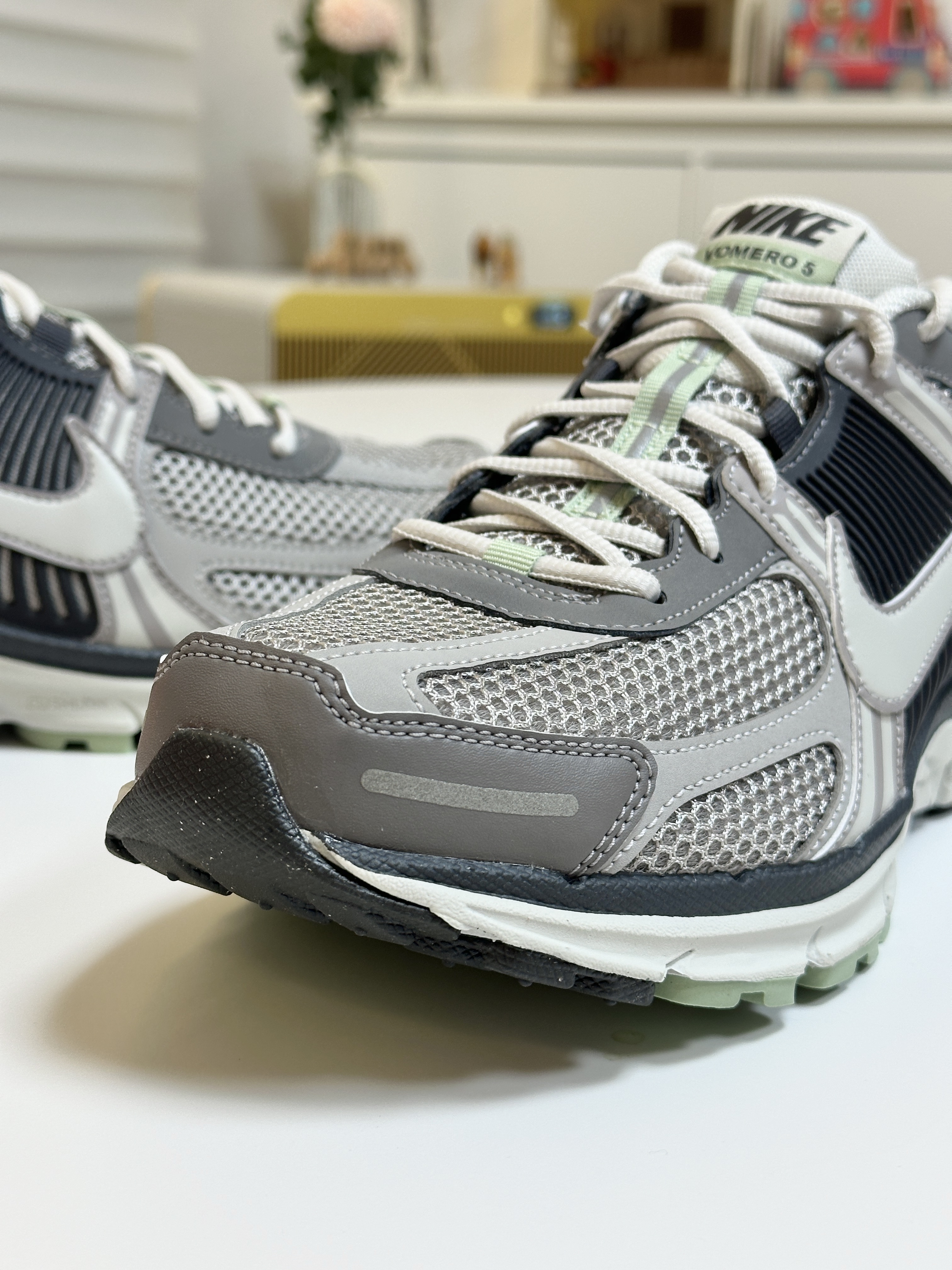 Asics Gel-Kayano 14 Cream Black, (W) Nike Zoom Vomero 5 Cobblestone and Flat Pewter 착용 스타일 - 7
