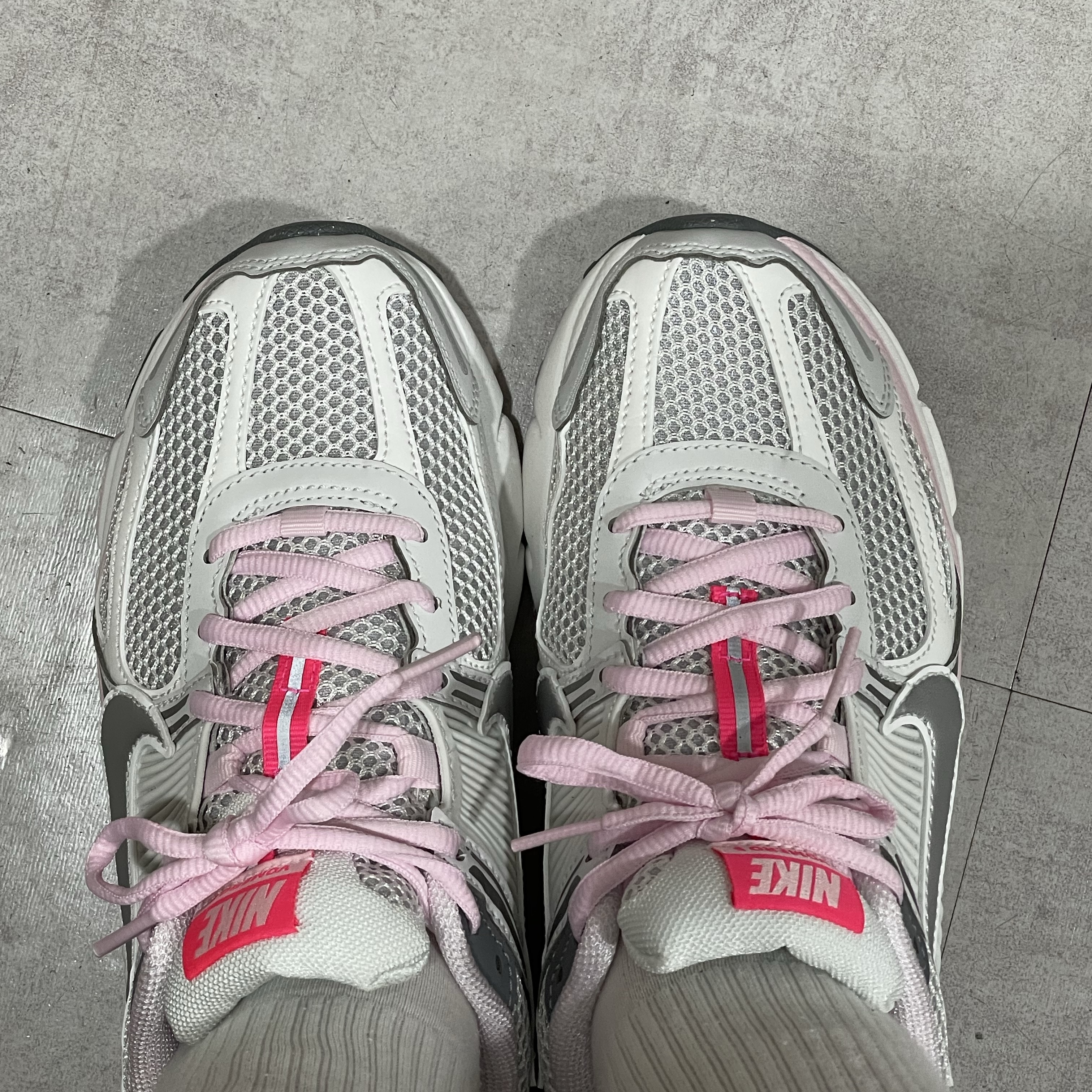 (W) Nike Zoom Vomero 5 Photon Dust Metallic Silver 착용 스타일 - 1