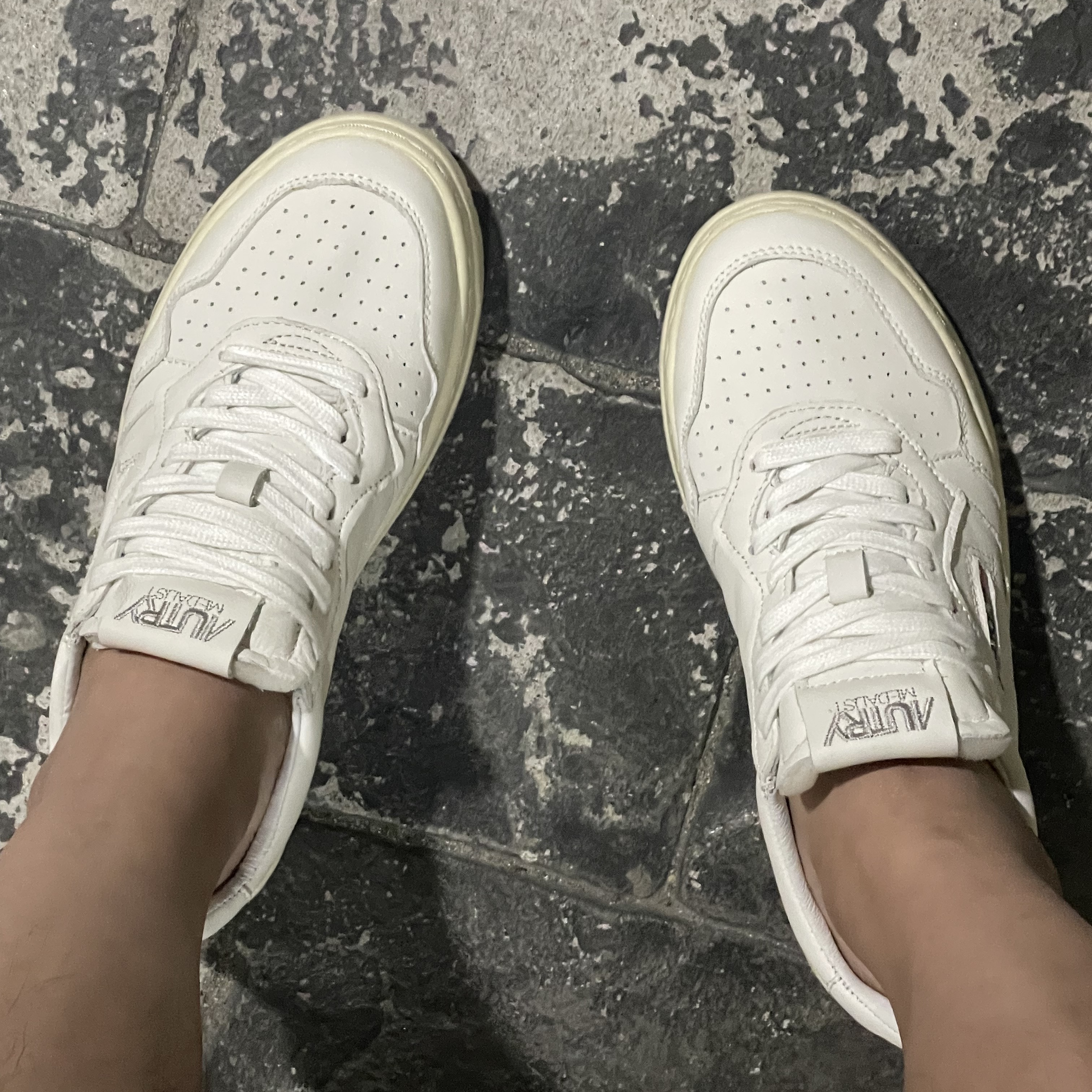 (W) Autry Medalist Low Goatskin Sneakers White 착용 스타일