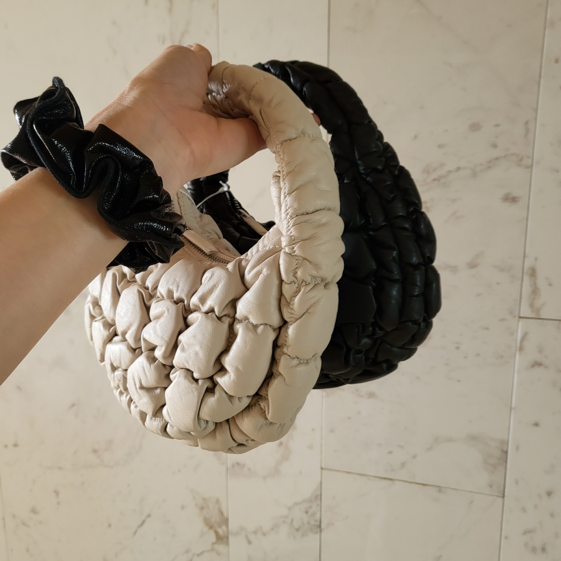 COS Quilted Micro Bag Leather White 착용 스타일 - 1