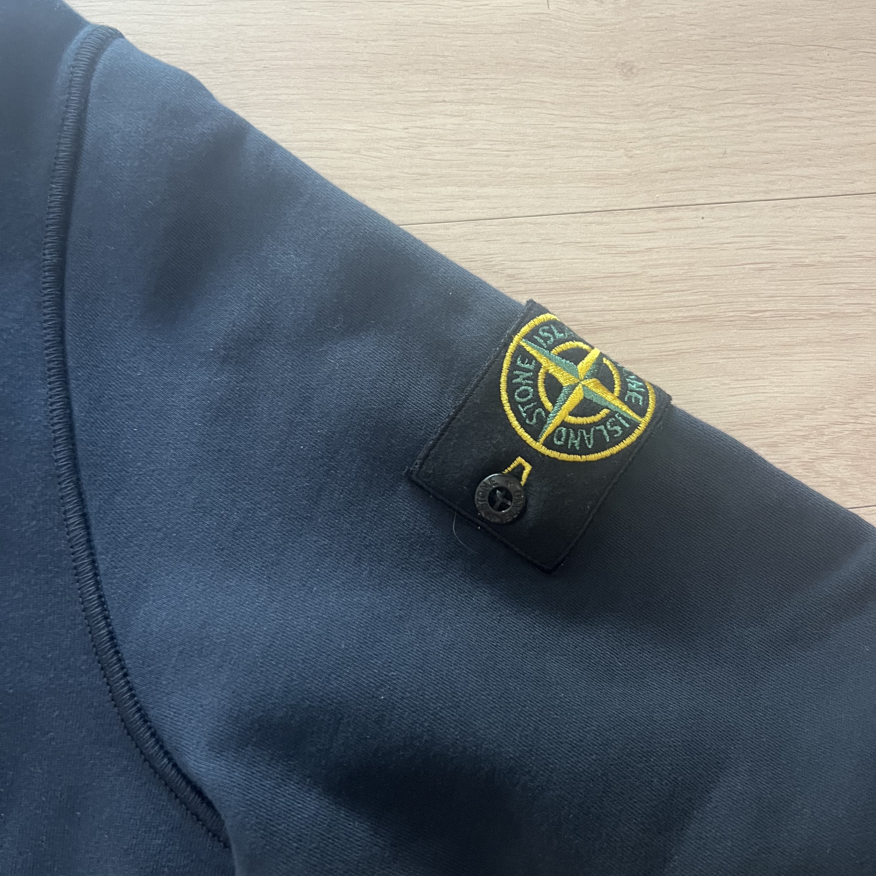 Stone Island 63051 Cotton Fleece Garment Dyed Sweatshirt Black - 23SS 착용 스타일 - 3