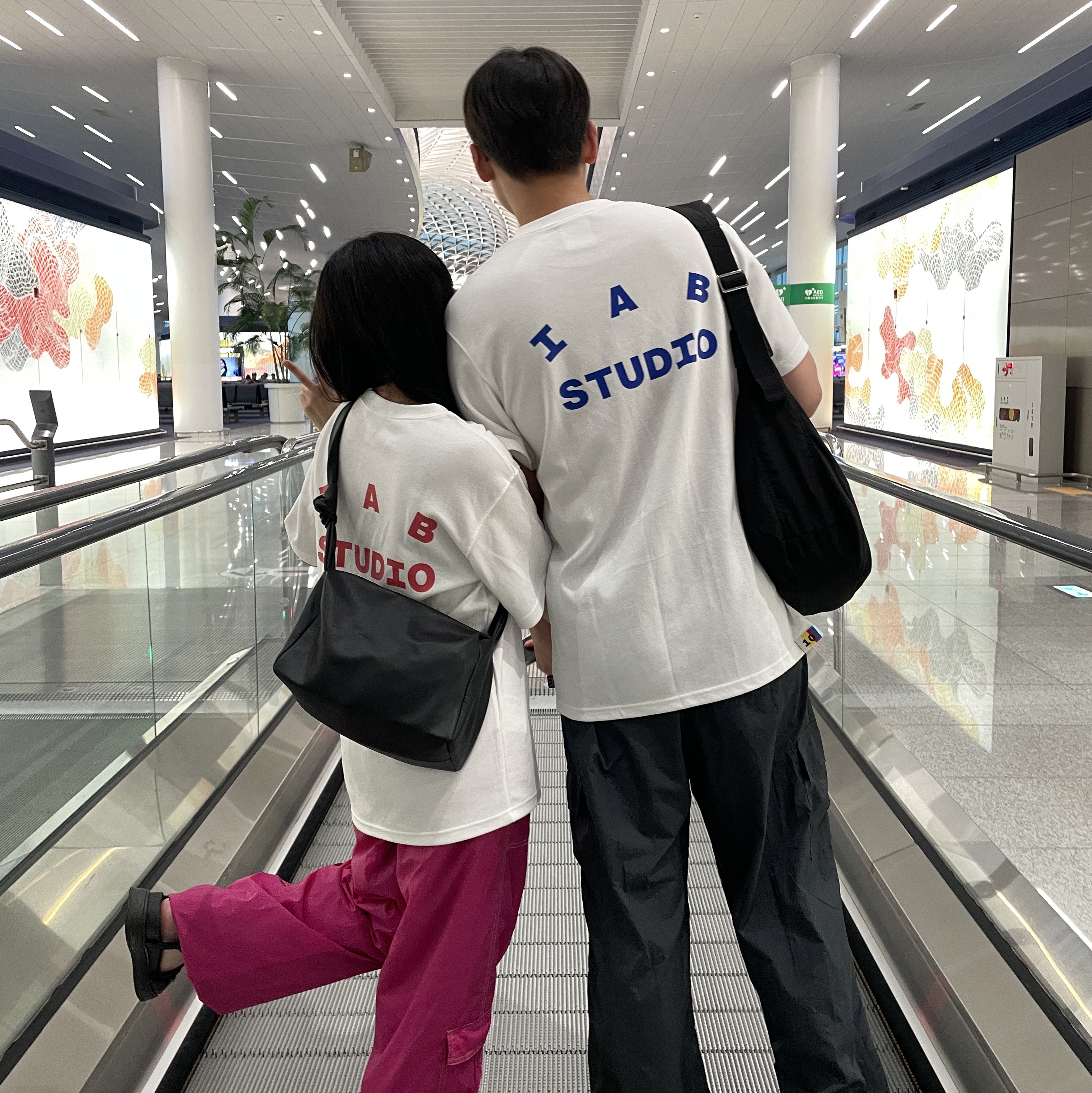 IAB Studio 10th Anniversary T-Shirt White, IAB Studio T-Shirt White - The Hyundai Seoul Exclusive 착용 스타일
