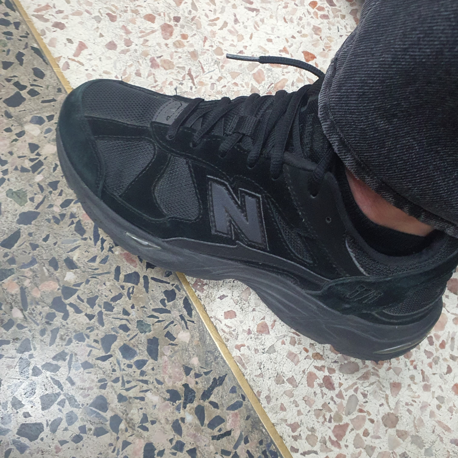 New Balance 878 Triple Black 착용 스타일 - 2