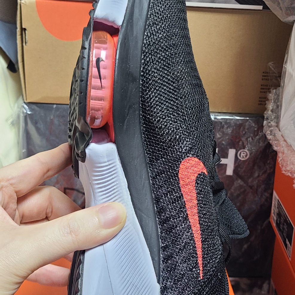 Nike Air Zoom Tempo Next% Flyknit Black Flash Crimson 착용 스타일 - 5