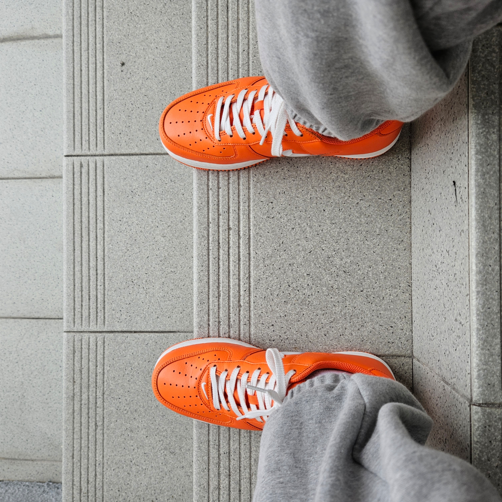 Nike Air Force 1 Low Retro Color of The Month Safety Orange 착용 스타일