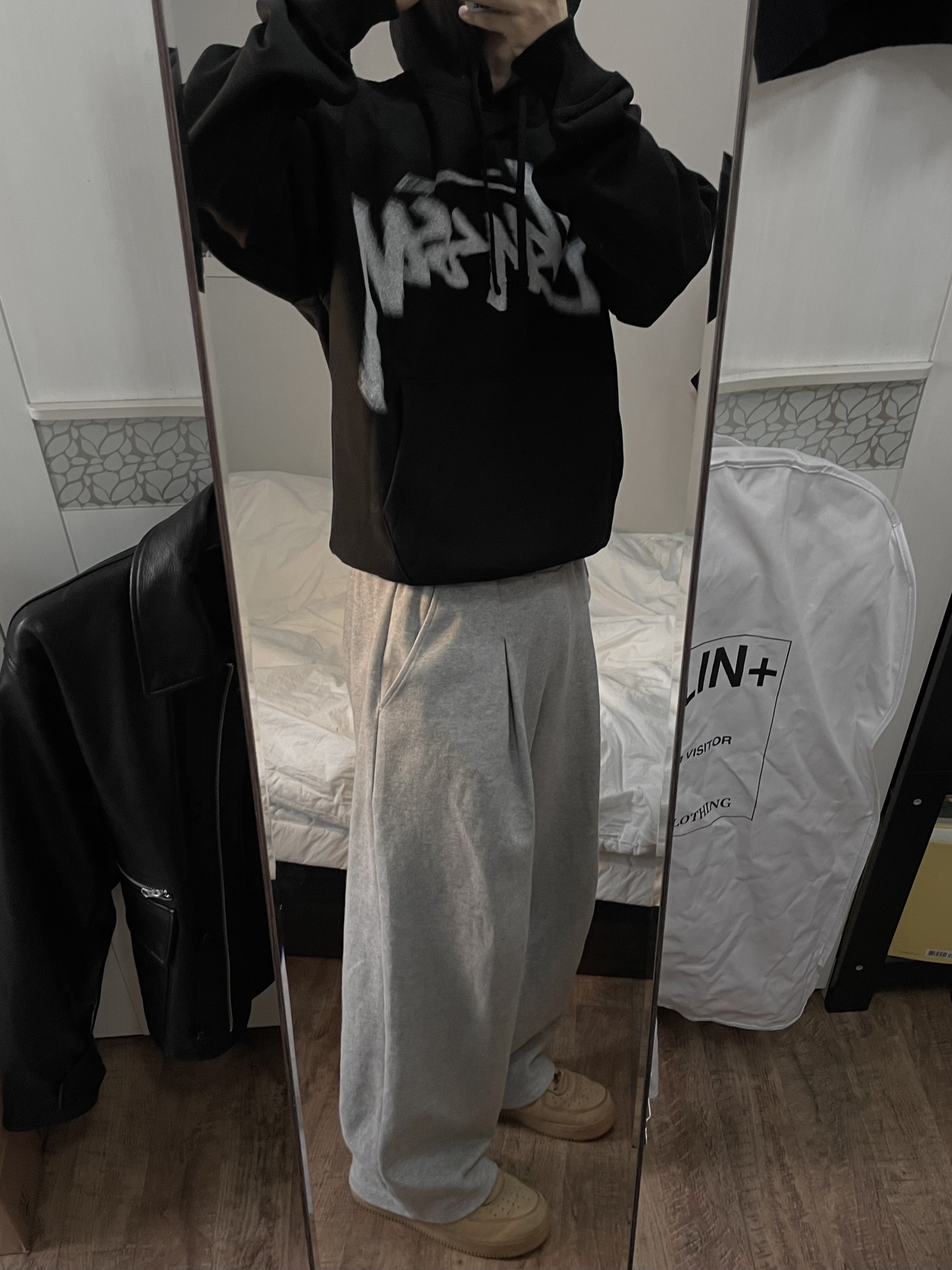 Stussy Dizzy Stock Hoodie Black, Nike Air Force 1 '07 WB Flax 착용 스타일