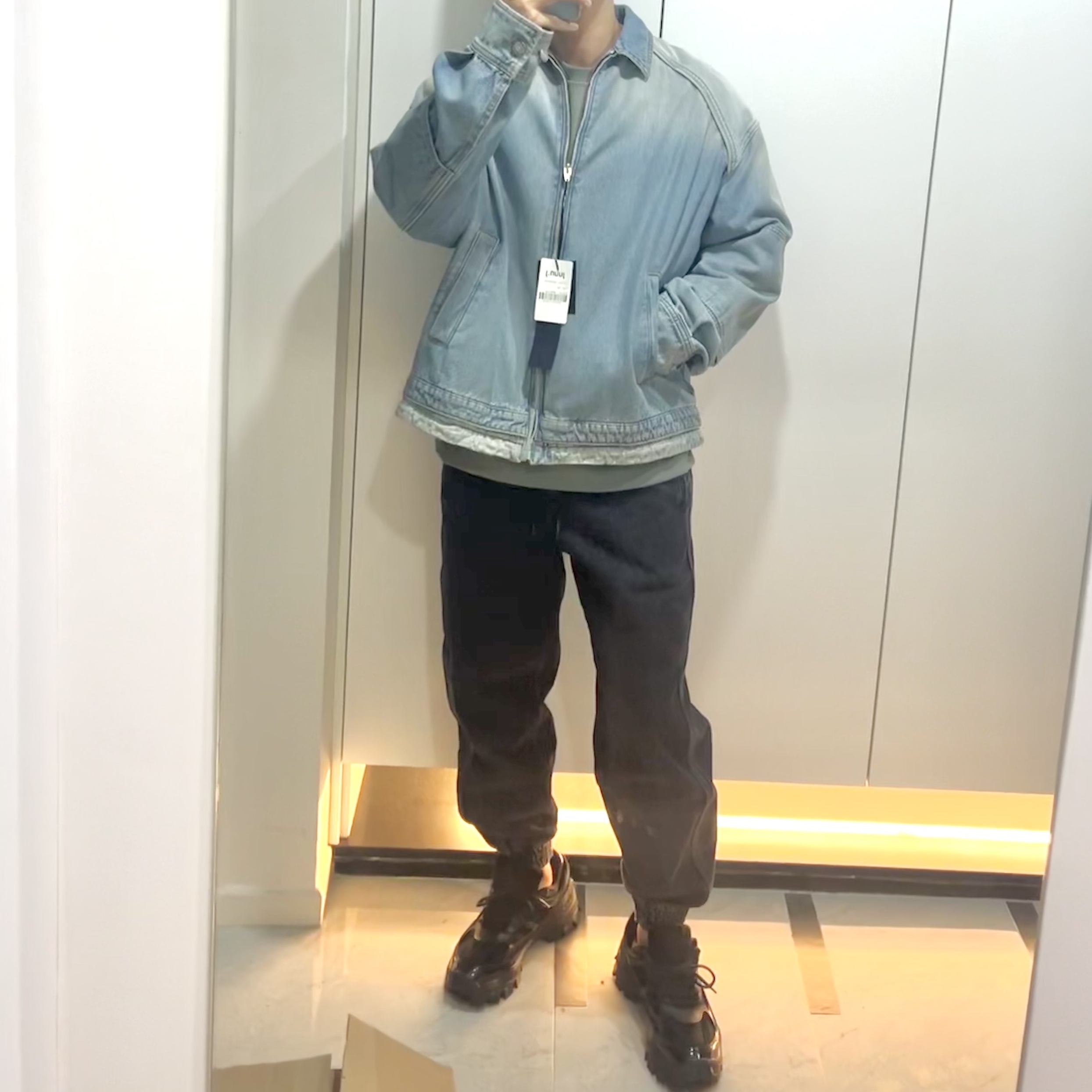 Juun.J Cone Denim Detail Shirt Blue, Juun.J Cone Denim Track Jogger Pants Black 착용 스타일 - 1