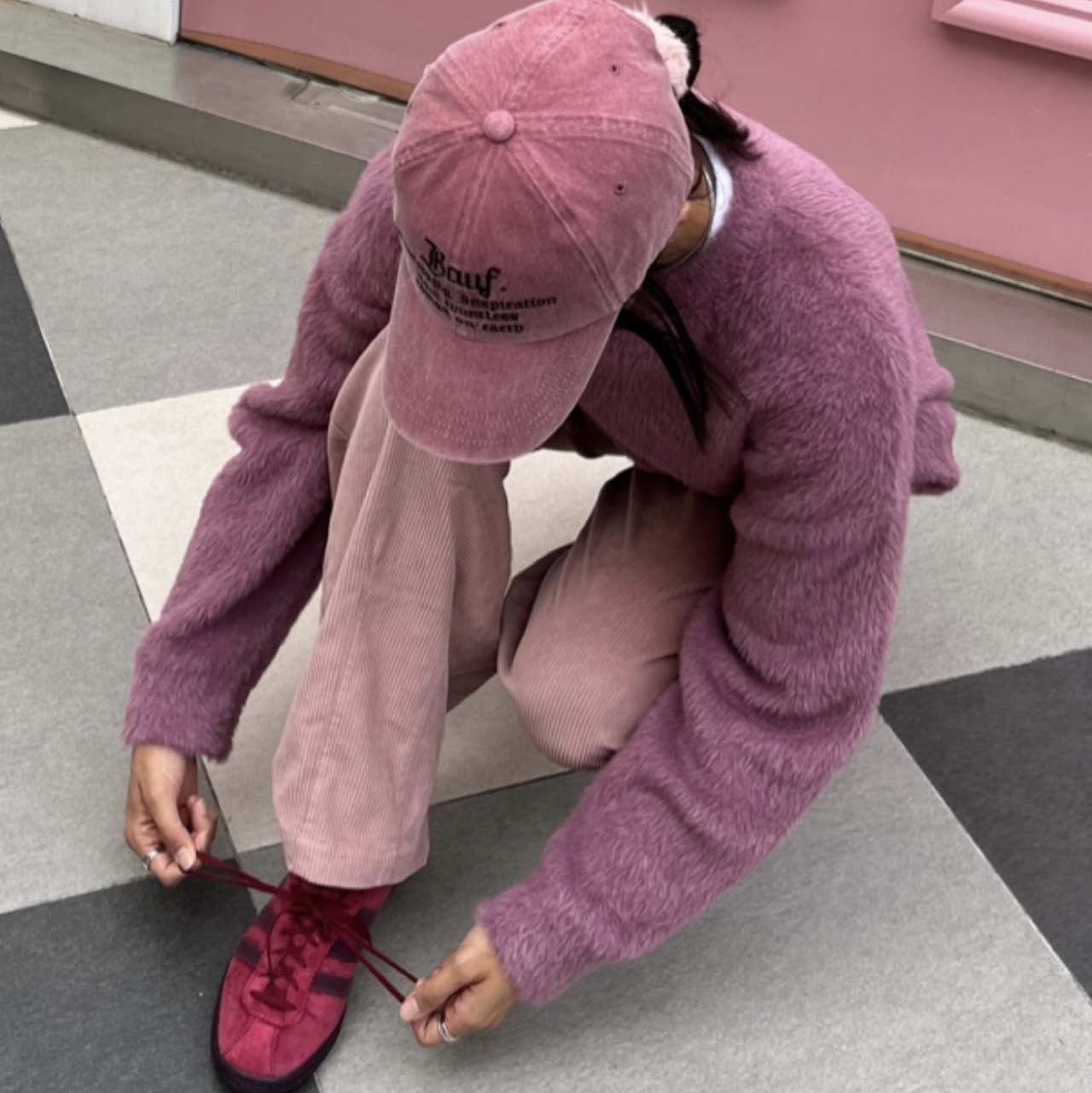 Adidas Tobacco Gruen Collegiate Burgundy 착용 스타일 - 3
