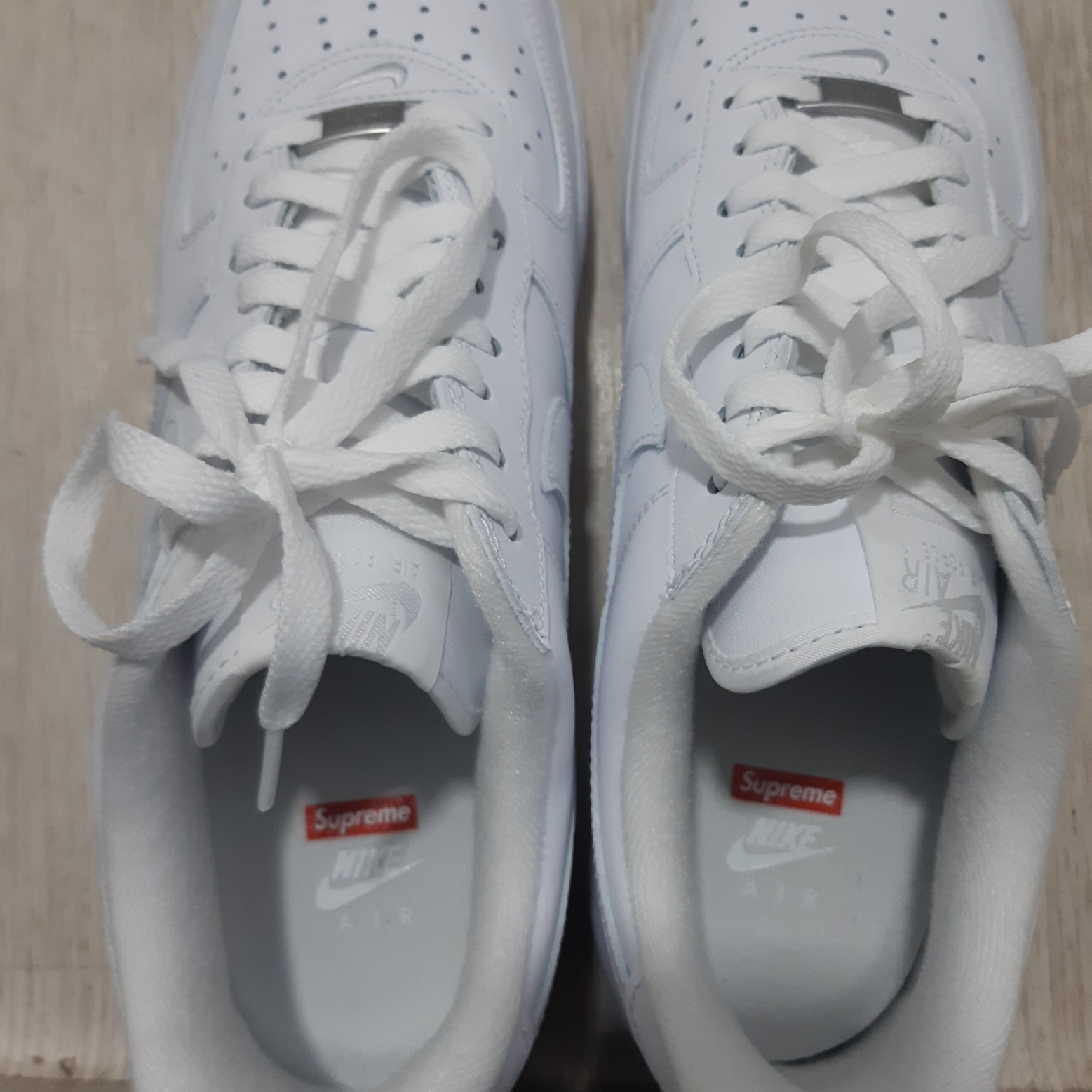 Nike x Supreme Air Force 1 Low White 착용 스타일 - 1
