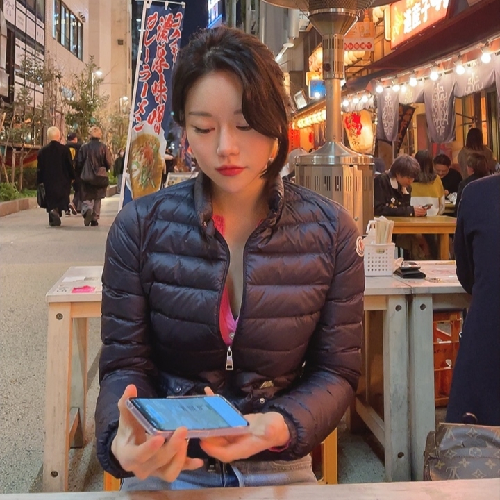 (W) Moncler Lans Short Down Jacket Night Blue - 23SS 착용 스타일 - 2