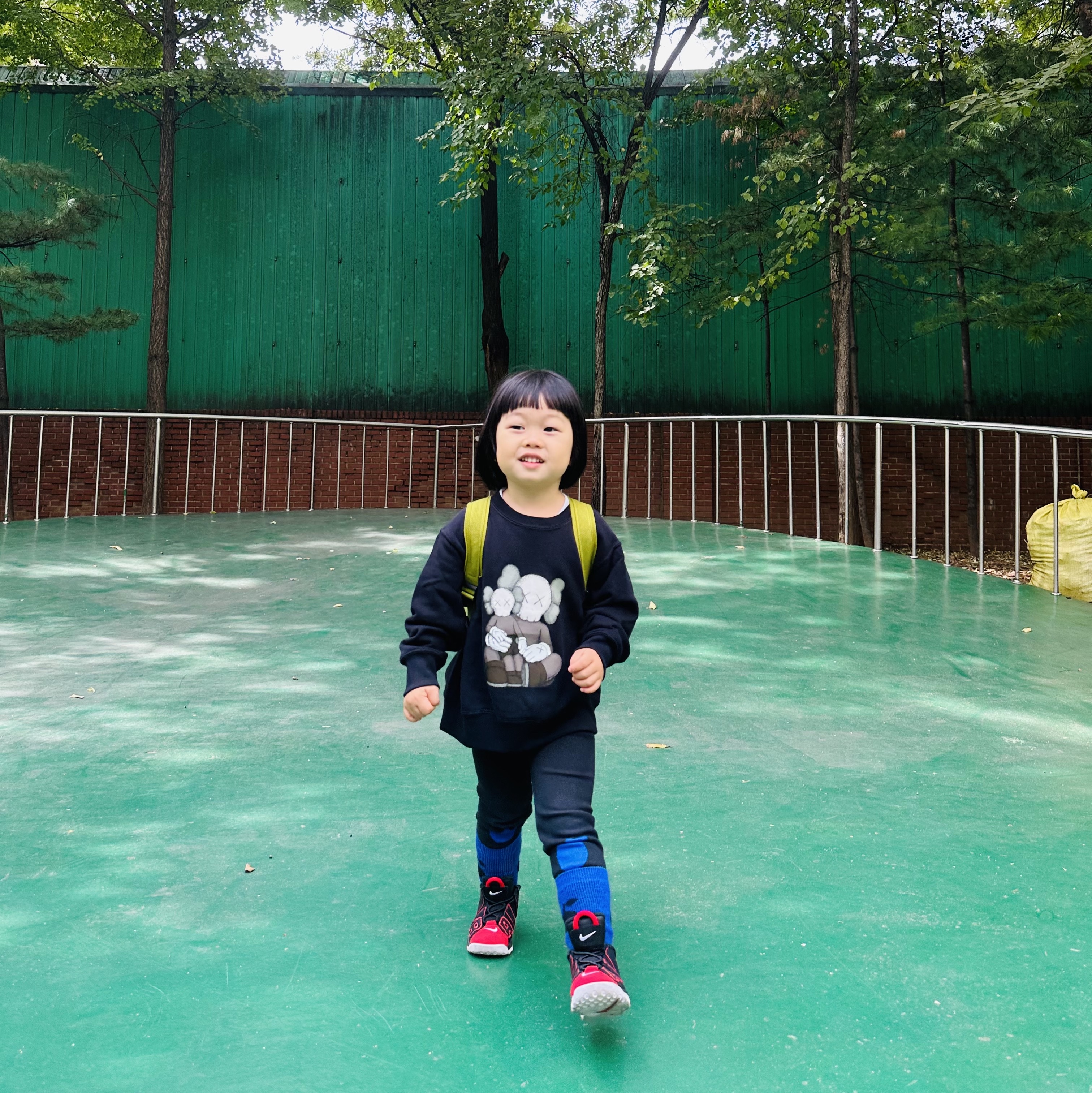 (TD) Nike Air More Uptempo Black University Red, (Kids) Uniqlo UT x Kaws Long Sleeve Sweatshirt Black 착용 스타일 - 2
