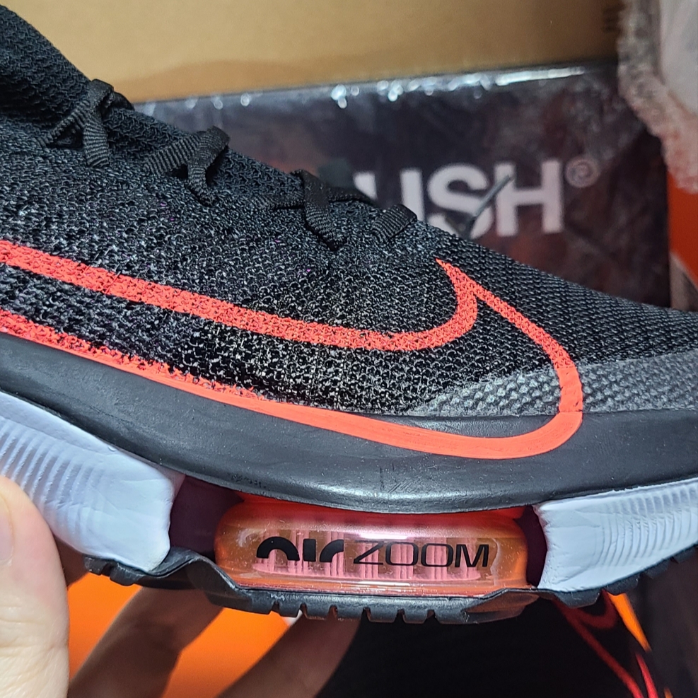 Nike Air Zoom Tempo Next% Flyknit Black Flash Crimson 착용 스타일 - 1