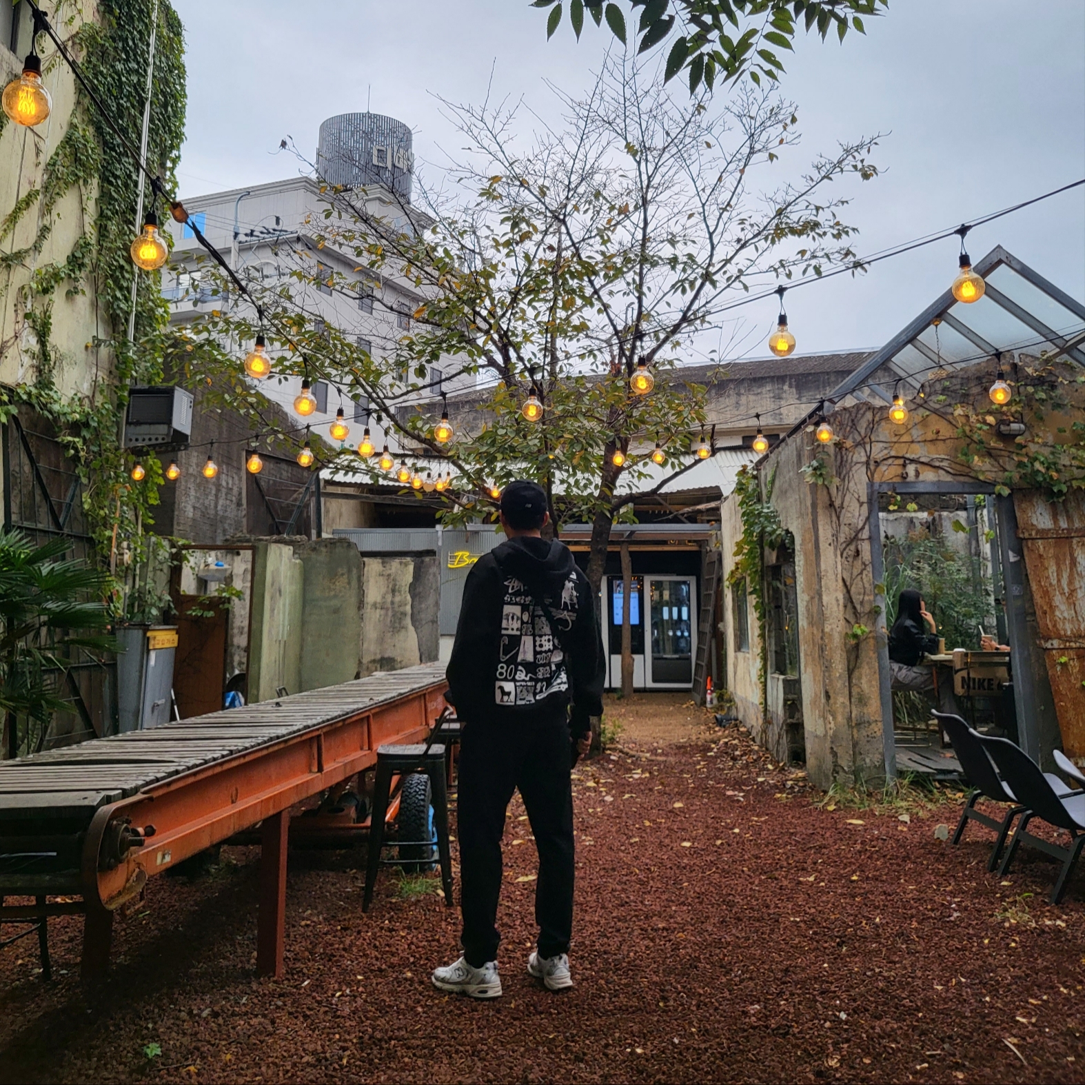 Stussy Sara Zip Hoodie Black 착용 스타일