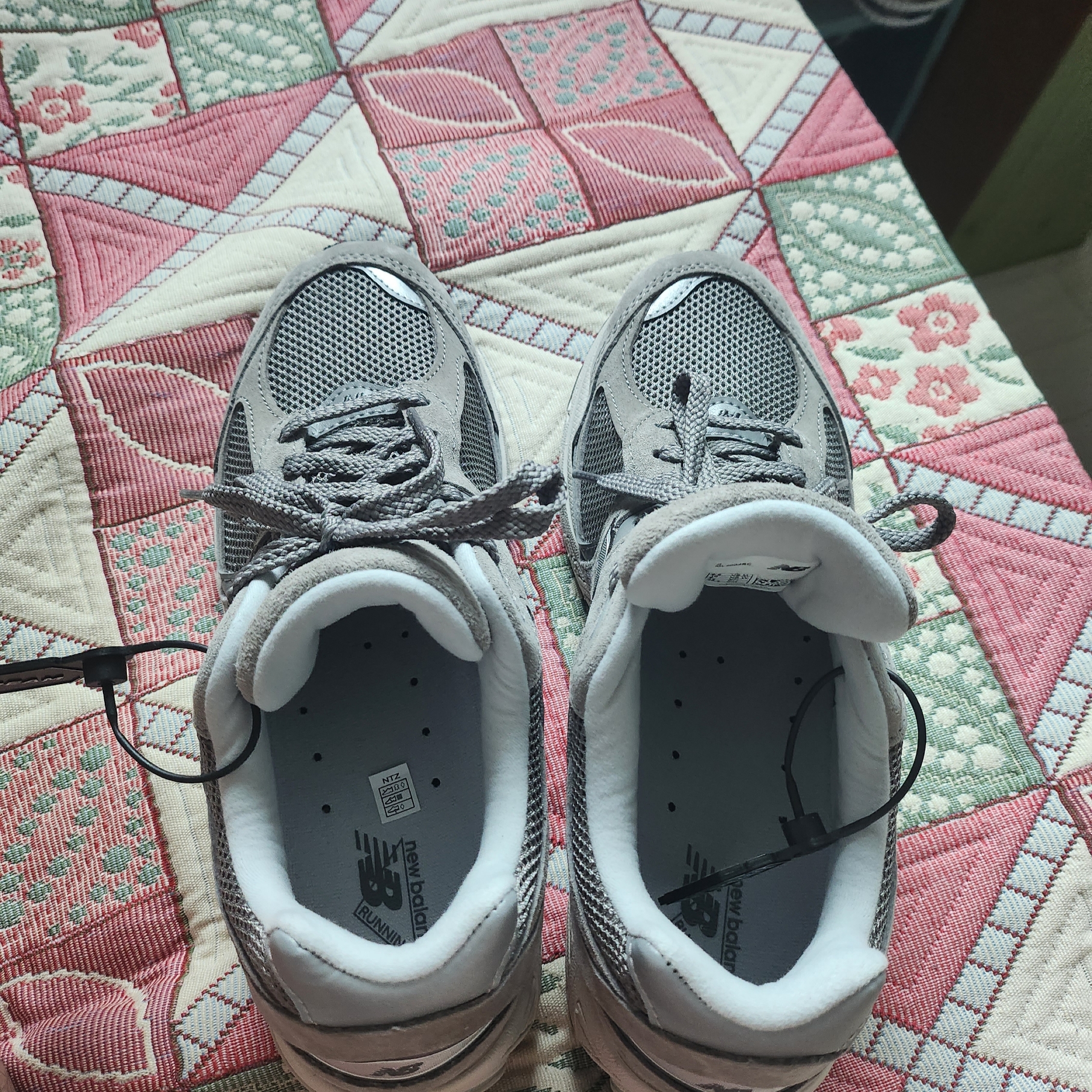 New Balance 2002R Grey 착용 스타일 - 3