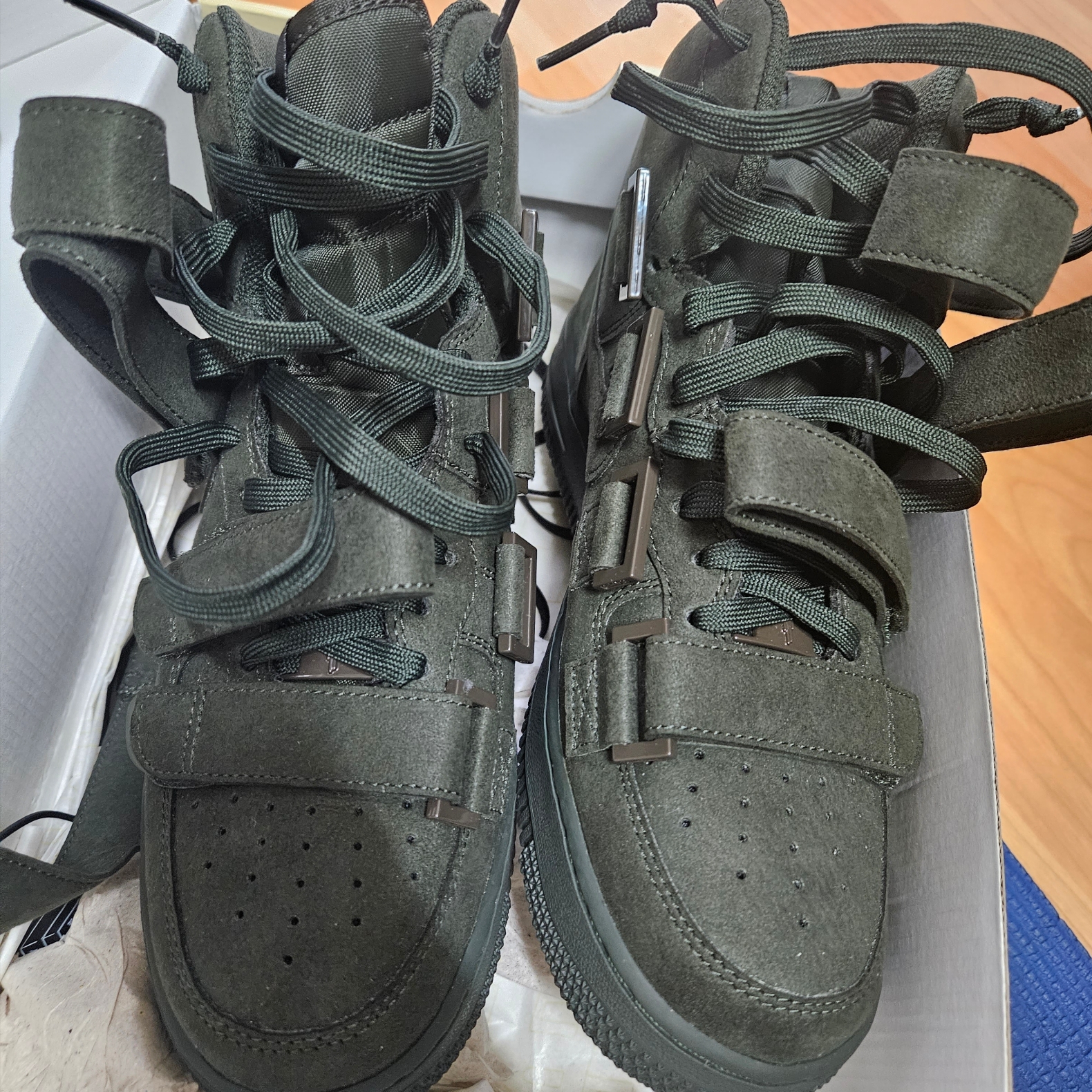 Nike x Billie Eilish Air Force 1 High '07 SP Sequoia 착용 스타일