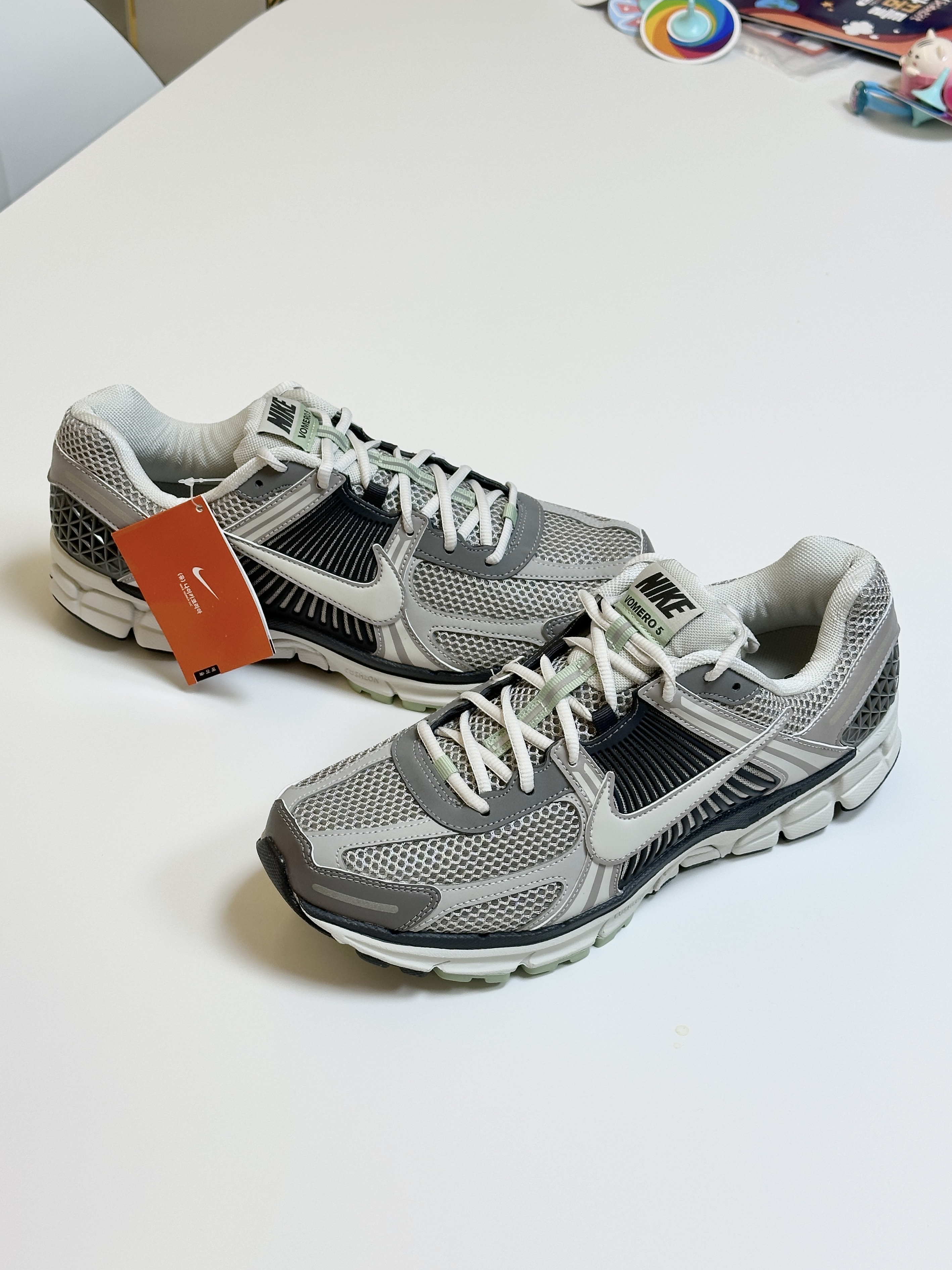 Asics Gel-Kayano 14 Cream Black, (W) Nike Zoom Vomero 5 Cobblestone and Flat Pewter 착용 스타일 - 5