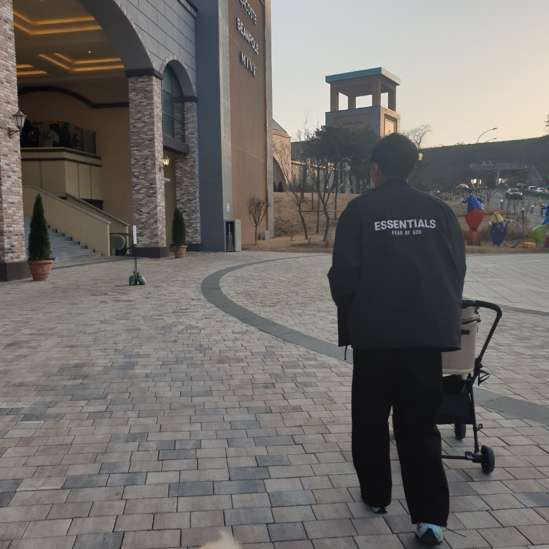 Essentials Coach Jacket Black - 21SS 착용 스타일