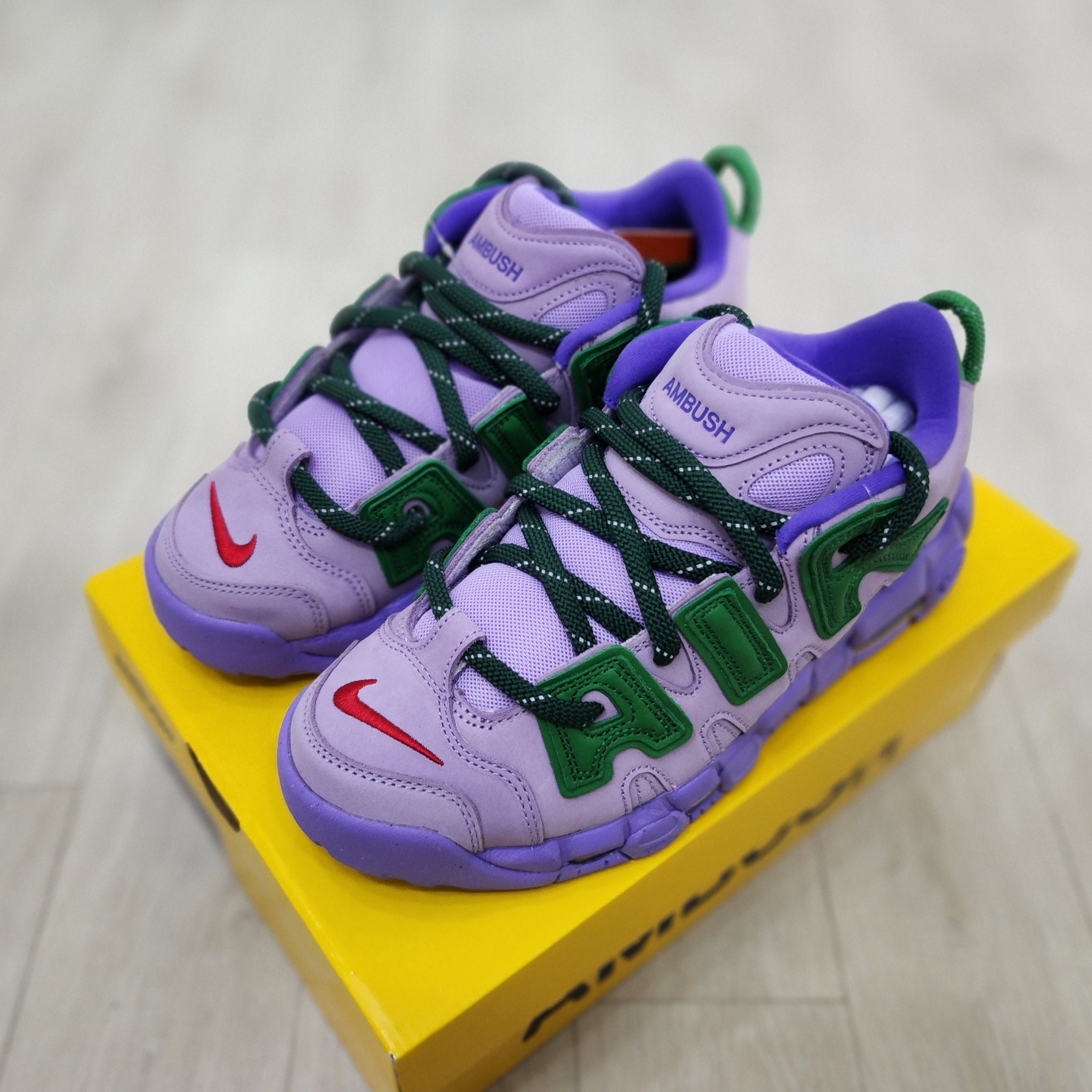 Nike x Ambush Air More Uptempo Low Lilac and Apple Green 착용 스타일 - 2