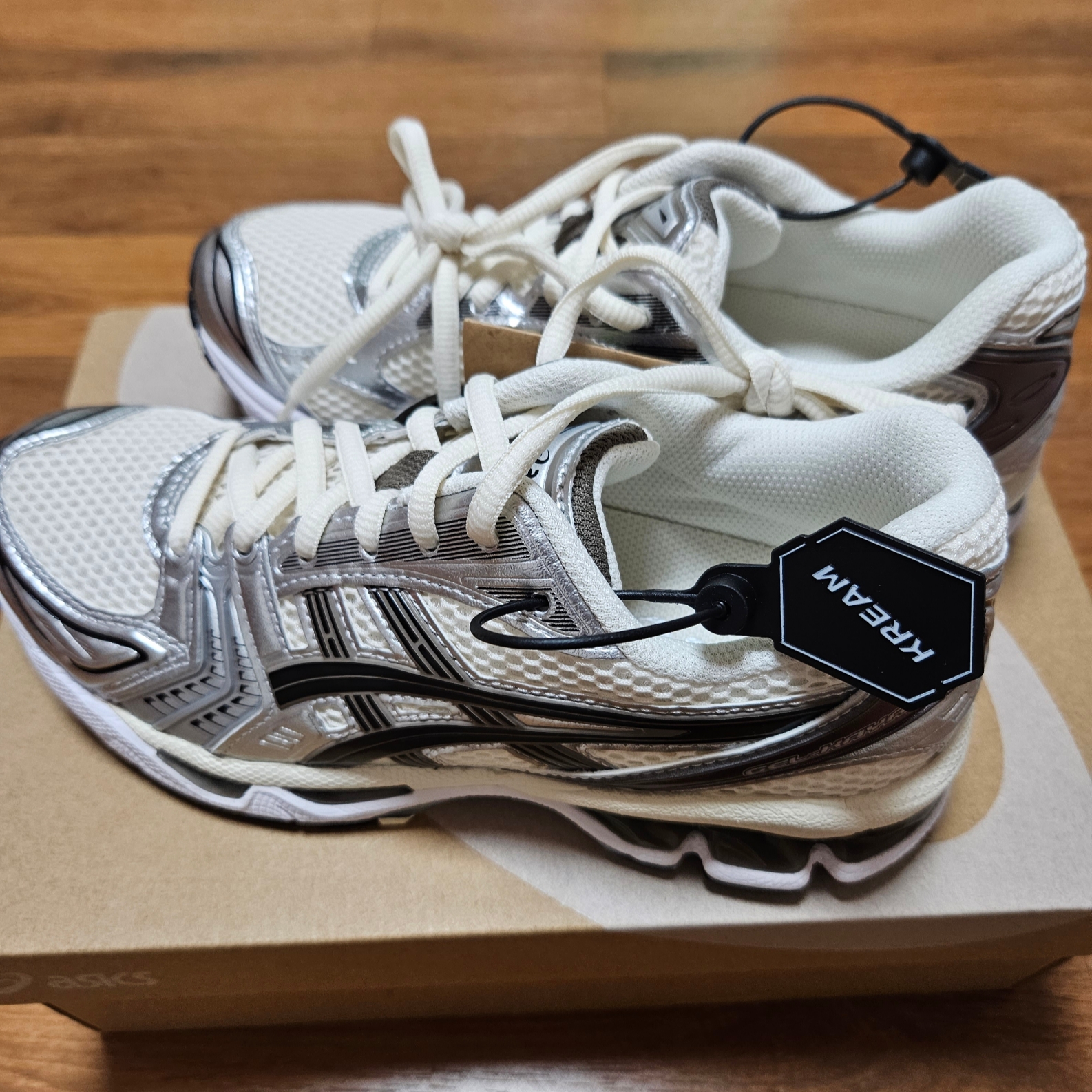 Asics Gel-Kayano 14 Cream Black 착용 스타일
