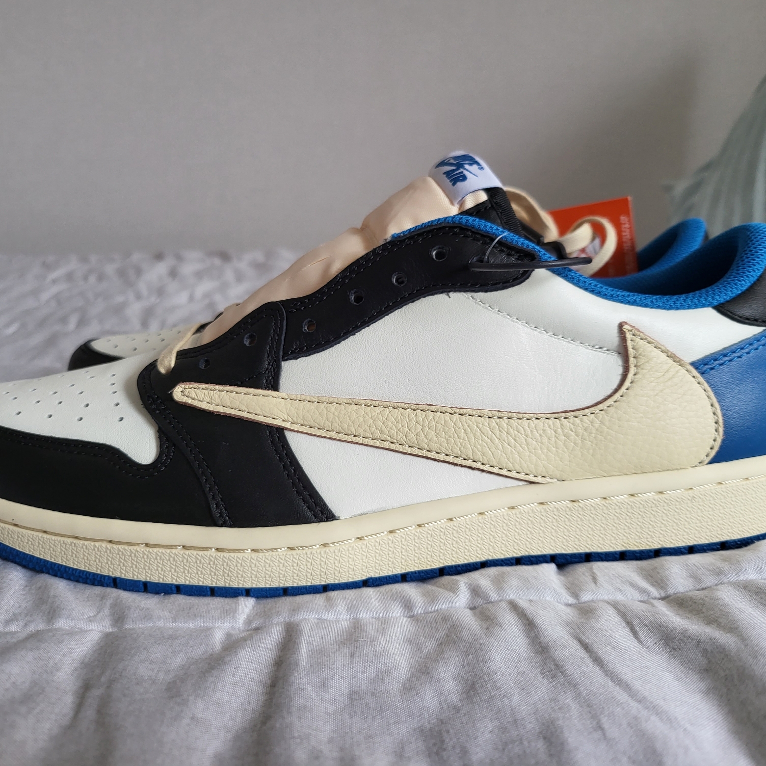 Jordan 1 x Travis Scott x Fragment Retro Low OG SP Military Blue 착용 스타일