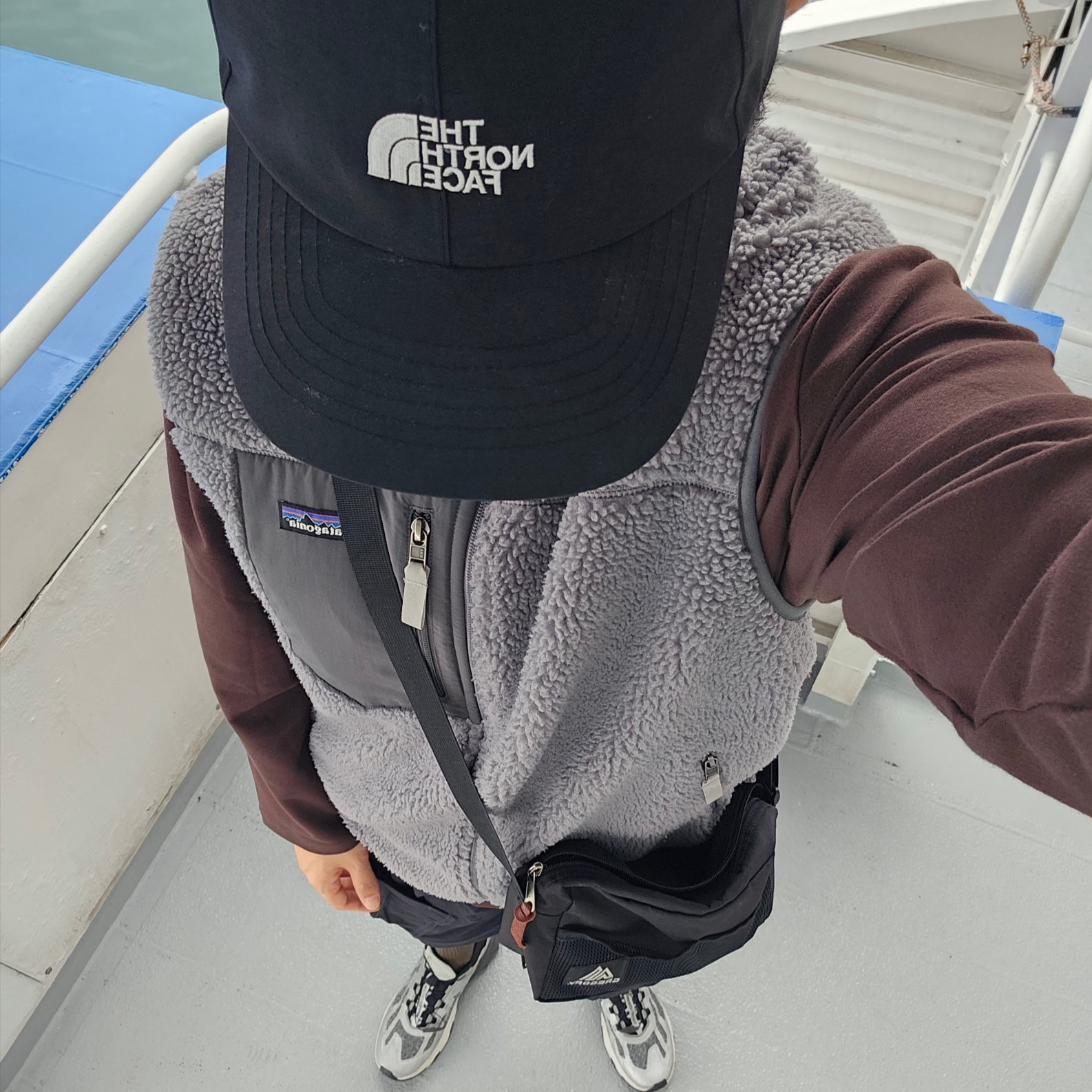 Patagonia Classic Retro-X Vest Pelican Dark Borealis Green, Salomon Speedverse PRG Silver Frost Grey Lunar Rock 착용 스타일 - 1