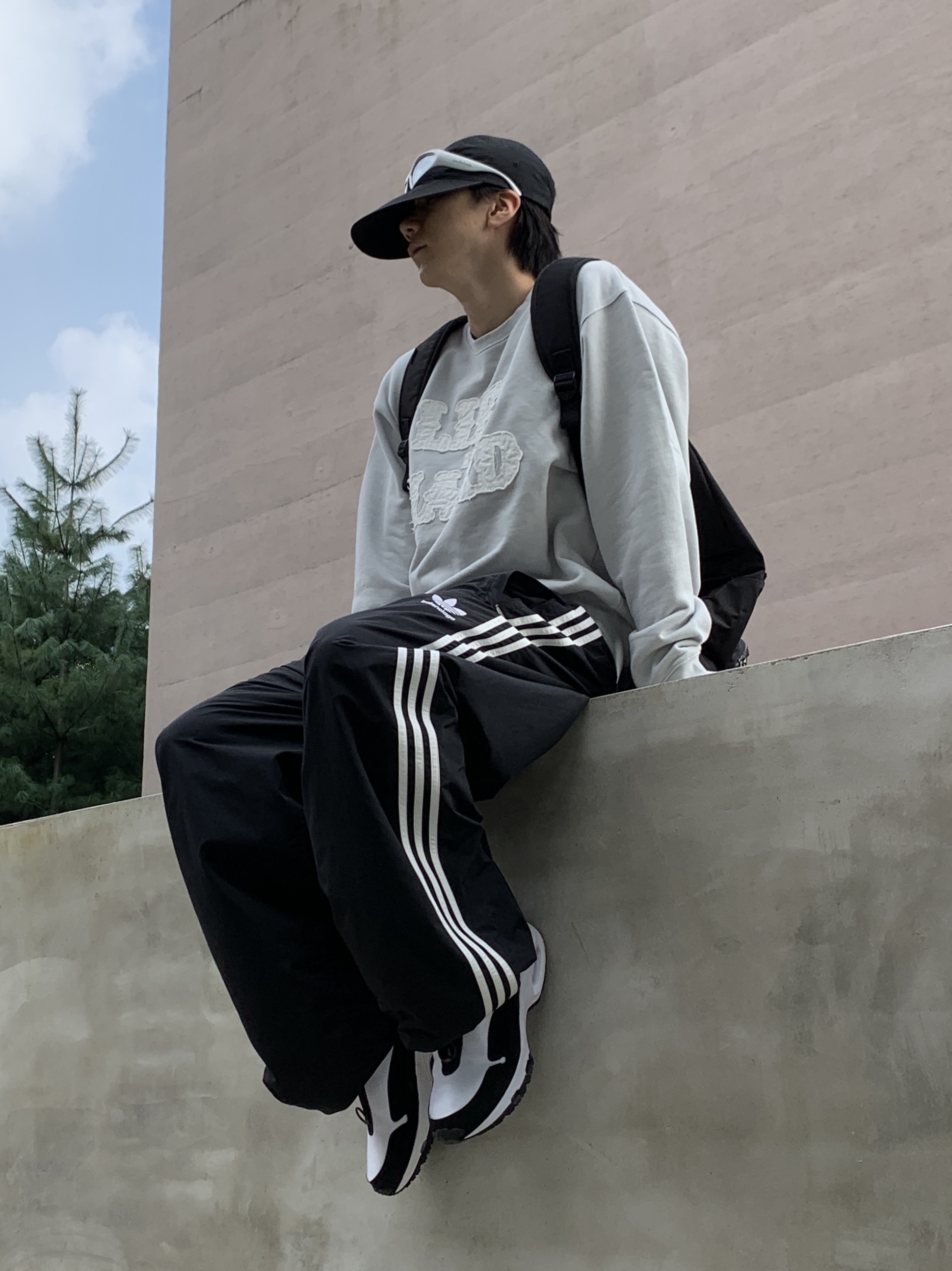 Balenciaga Swift Oval Sunglasses Silver, Nike x Comme des Garcons Homme Plus Air Max Sunder SP White Black 착용 스타일 - 1