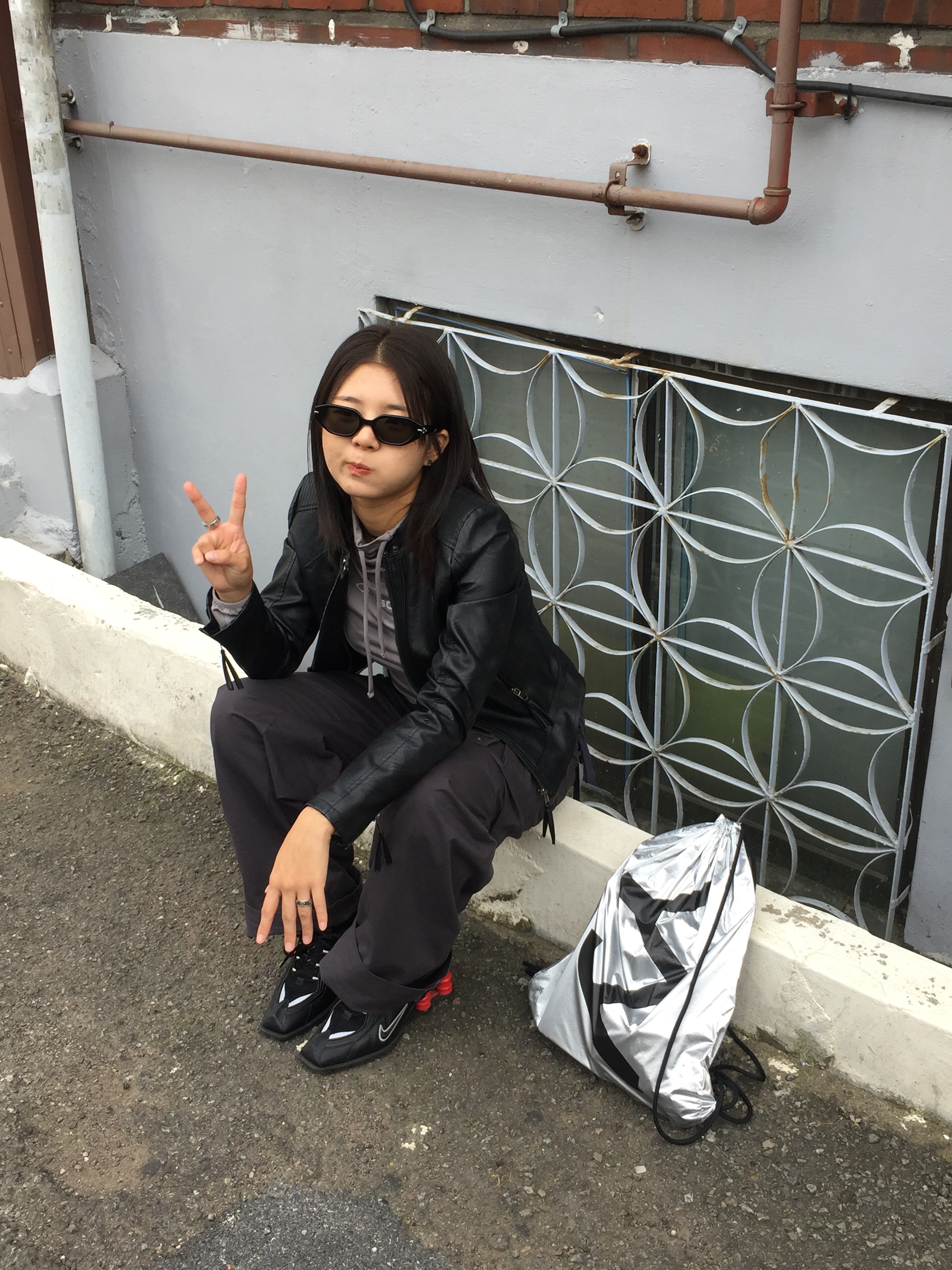 Nike x Martine Rose Shox MR4 Black, (W) Mischief Draped Turtleneck Top Black 착용 스타일 - 4