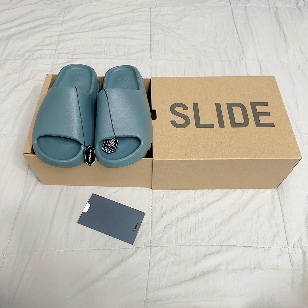 Adidas Yeezy Slide Slate Marine 착용 스타일
