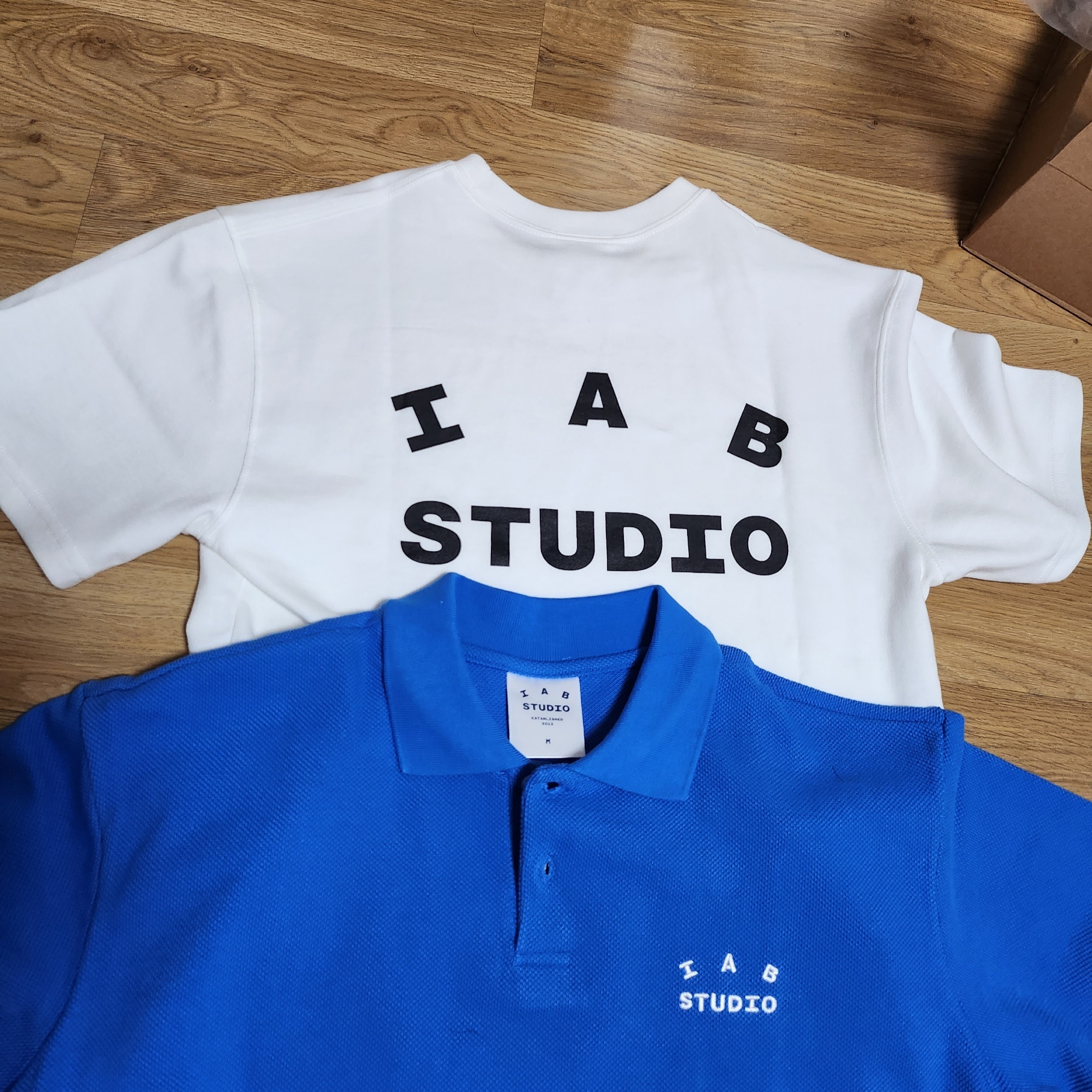IAB Studio T-Shirt White - 23FW, IAB Studio Cropped Pique Shirt Blue - 23FW 착용 스타일 - 3
