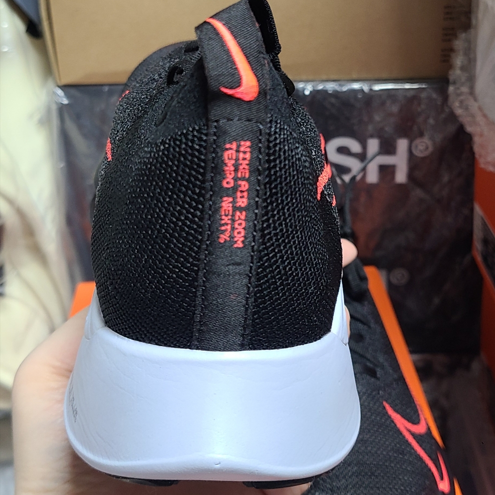 Nike Air Zoom Tempo Next% Flyknit Black Flash Crimson 착용 스타일 - 3