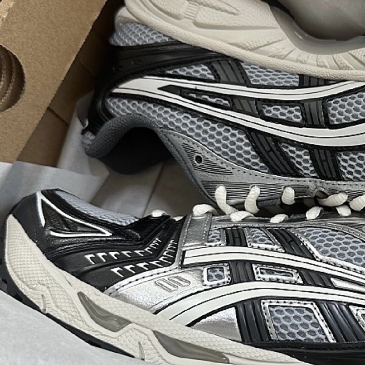Asics Gel-Kayano 14 Black Glacier Grey 착용 스타일