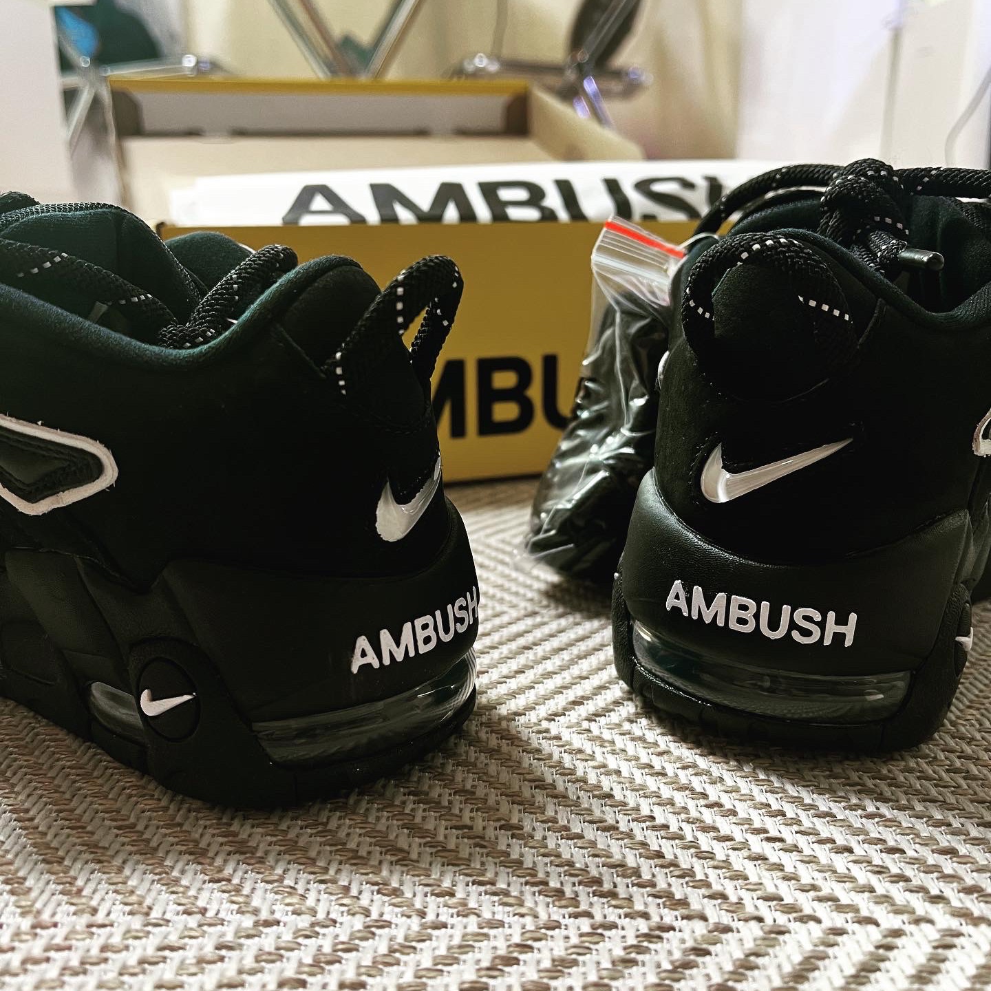 Nike x Ambush Air More Uptempo Low Black and White 착용 스타일 - 3