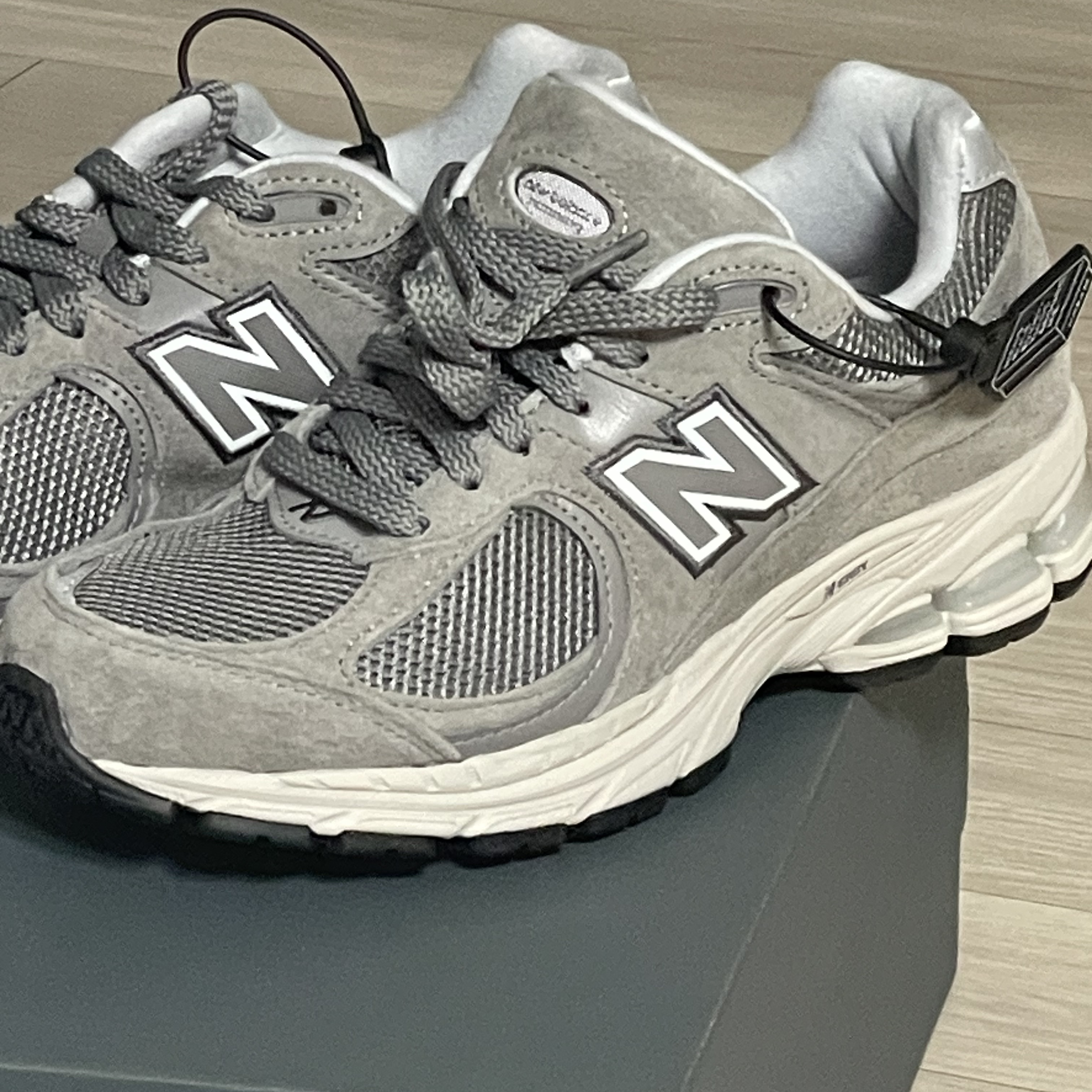 New Balance 2002R Grey 착용 스타일