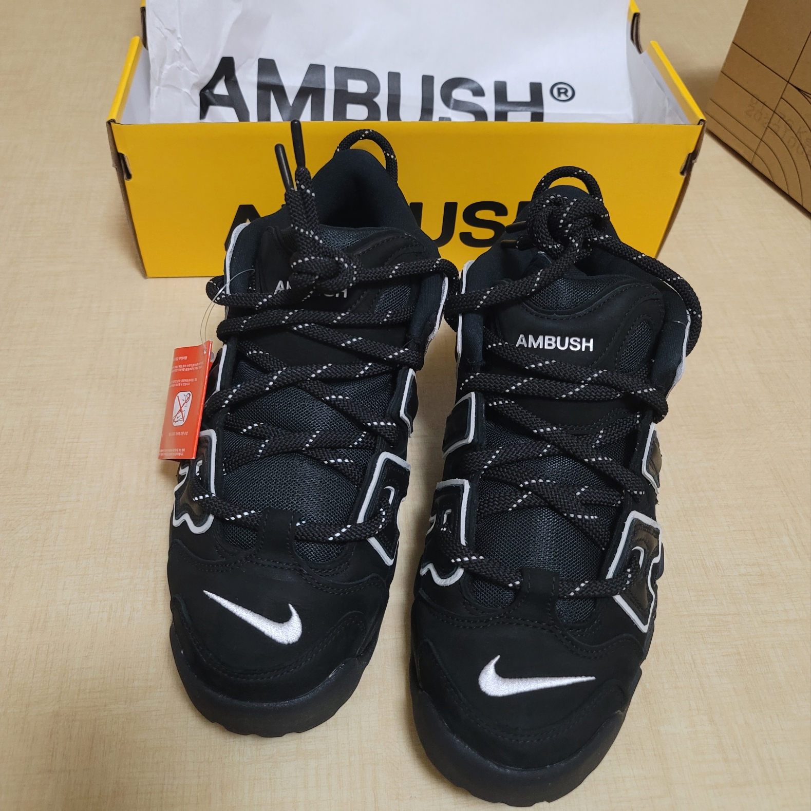 Nike x Ambush Air More Uptempo Low Black and White 착용 스타일 - 1