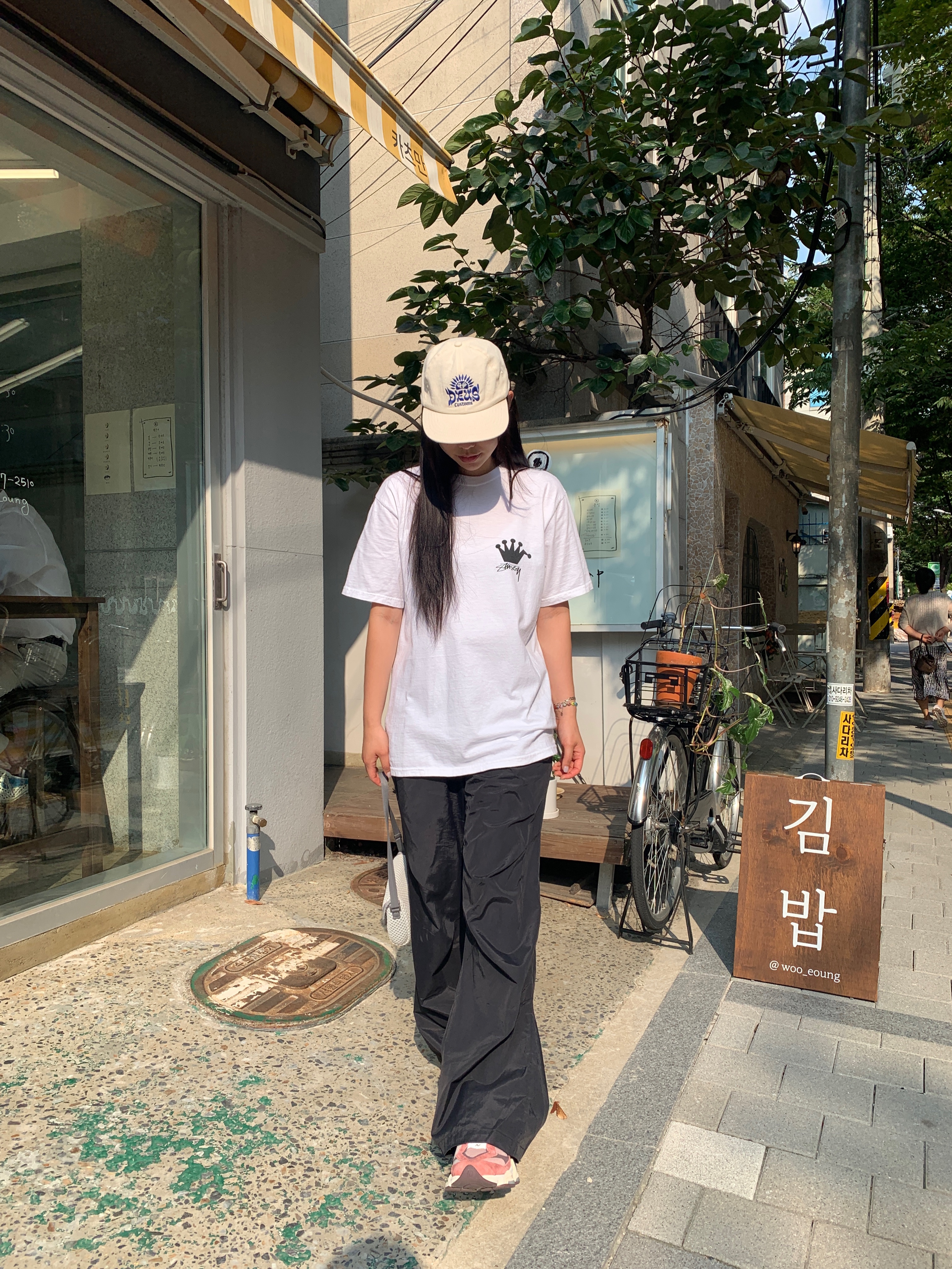 Stussy Lb Crown T-Shirt White, New Balance 9060 Cherry Blossom 착용 스타일 - 2