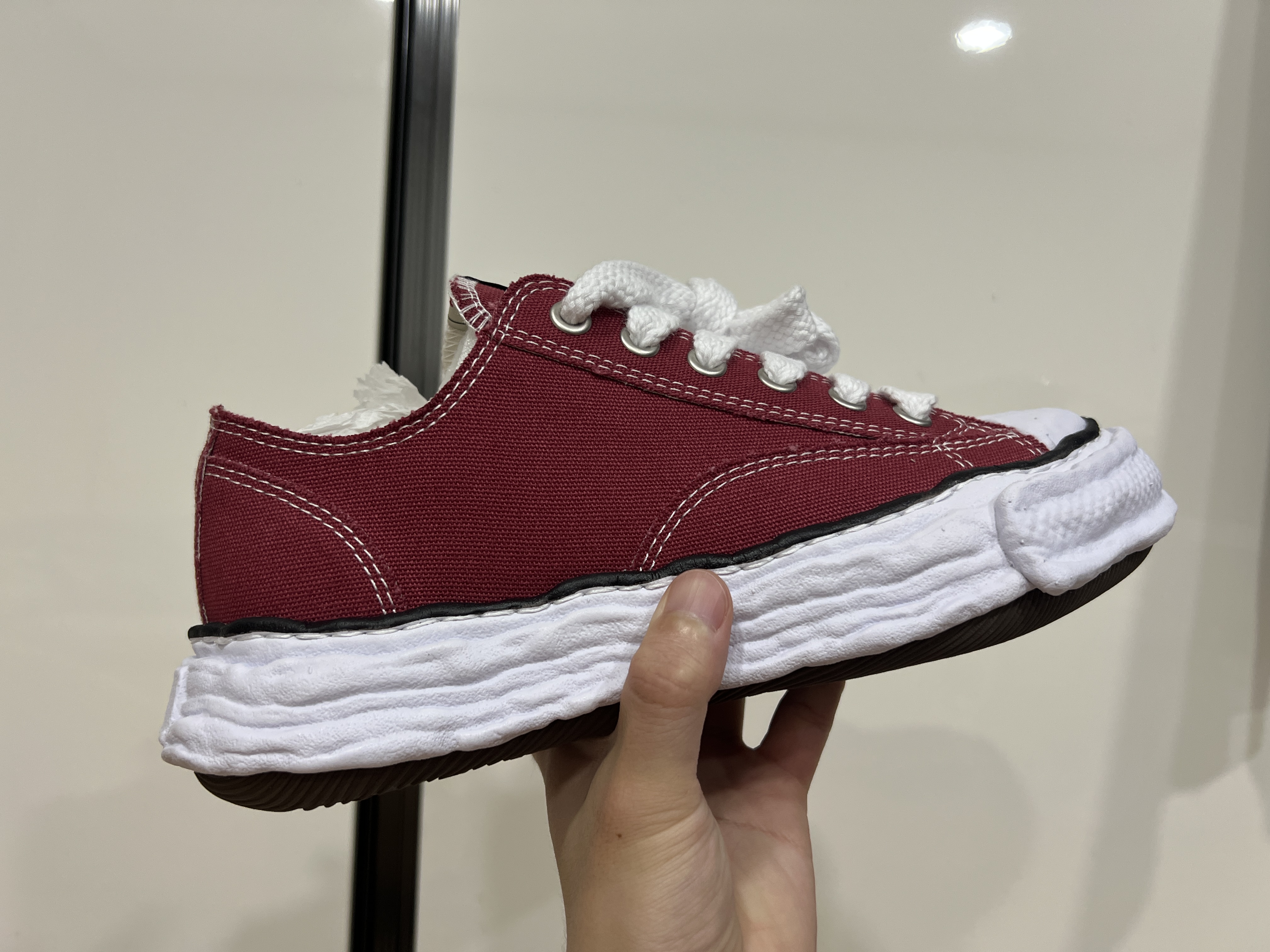 Maison Mihara Yasuhiro Peterson23 OG Sole Canvas Low-top Sneakers Bordeaux 착용 스타일 - 2