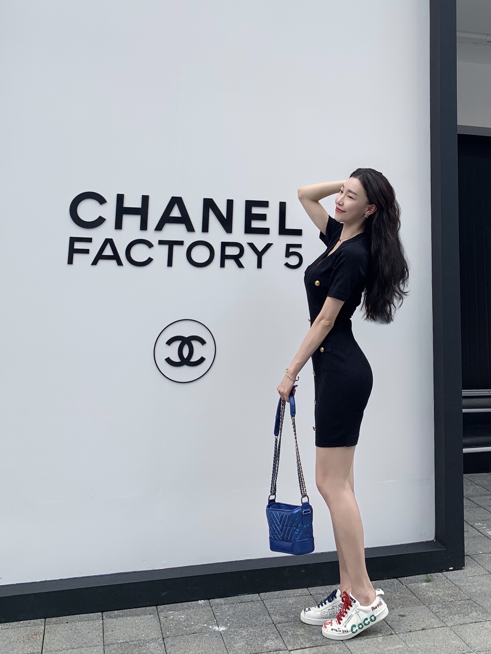 Chanel Gabrielle Small Hobo Bag Aged Calfskin & Gold Black, (W) Chanel Stud Earrings Metal Calfskin & Gold Black Pink 착용 스타일 - 2