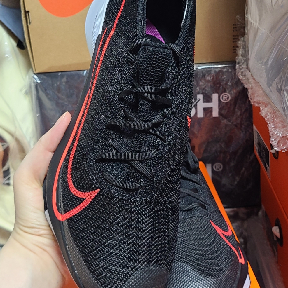 Nike Air Zoom Tempo Next% Flyknit Black Flash Crimson 착용 스타일 - 4