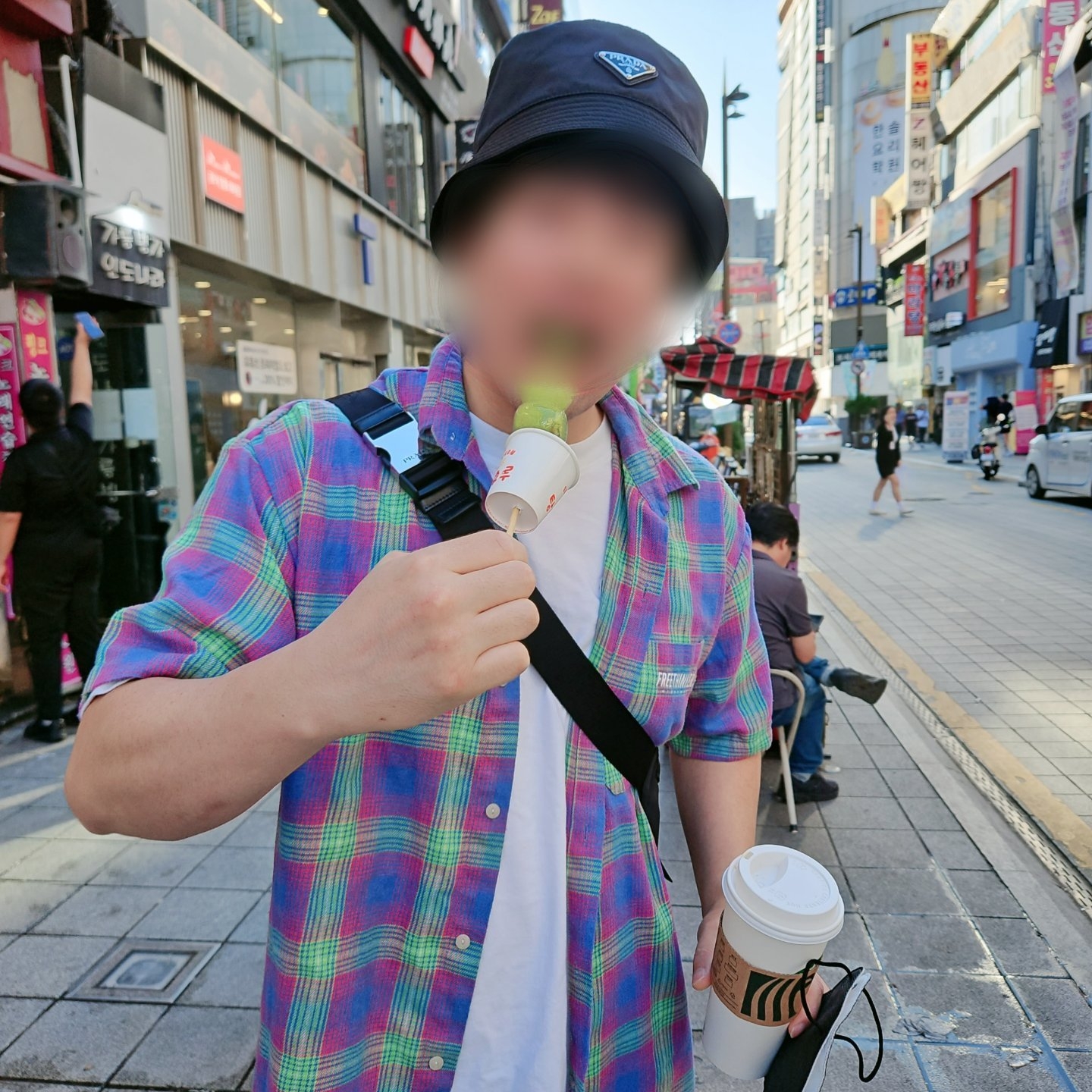 Comfort Piyong Keyring Black, Prada Re-Nylon Bucket Hat Black 착용 스타일 - 2