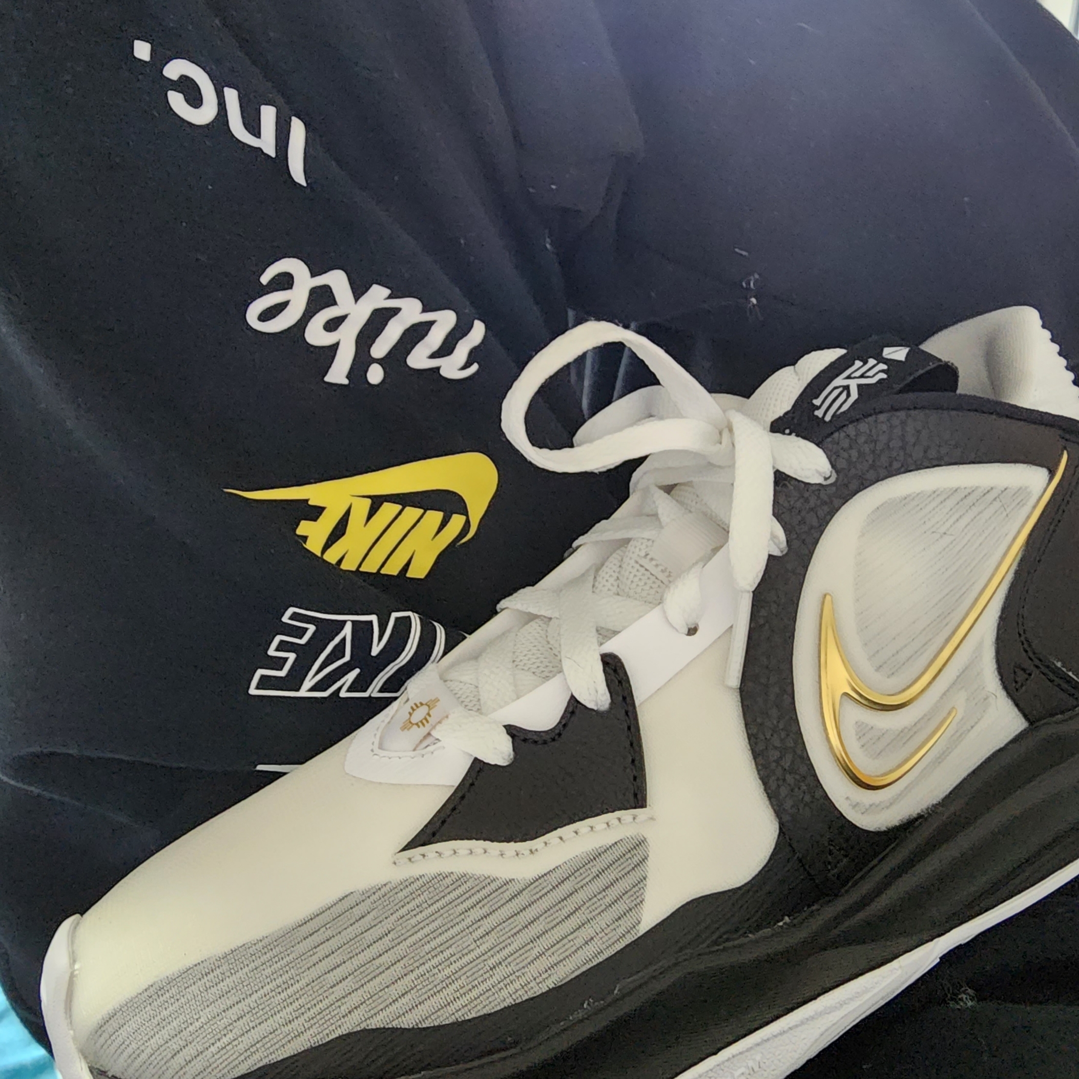 Nike Kyrie Low 5 EP White Black Metallic Gold 착용 스타일 - 1