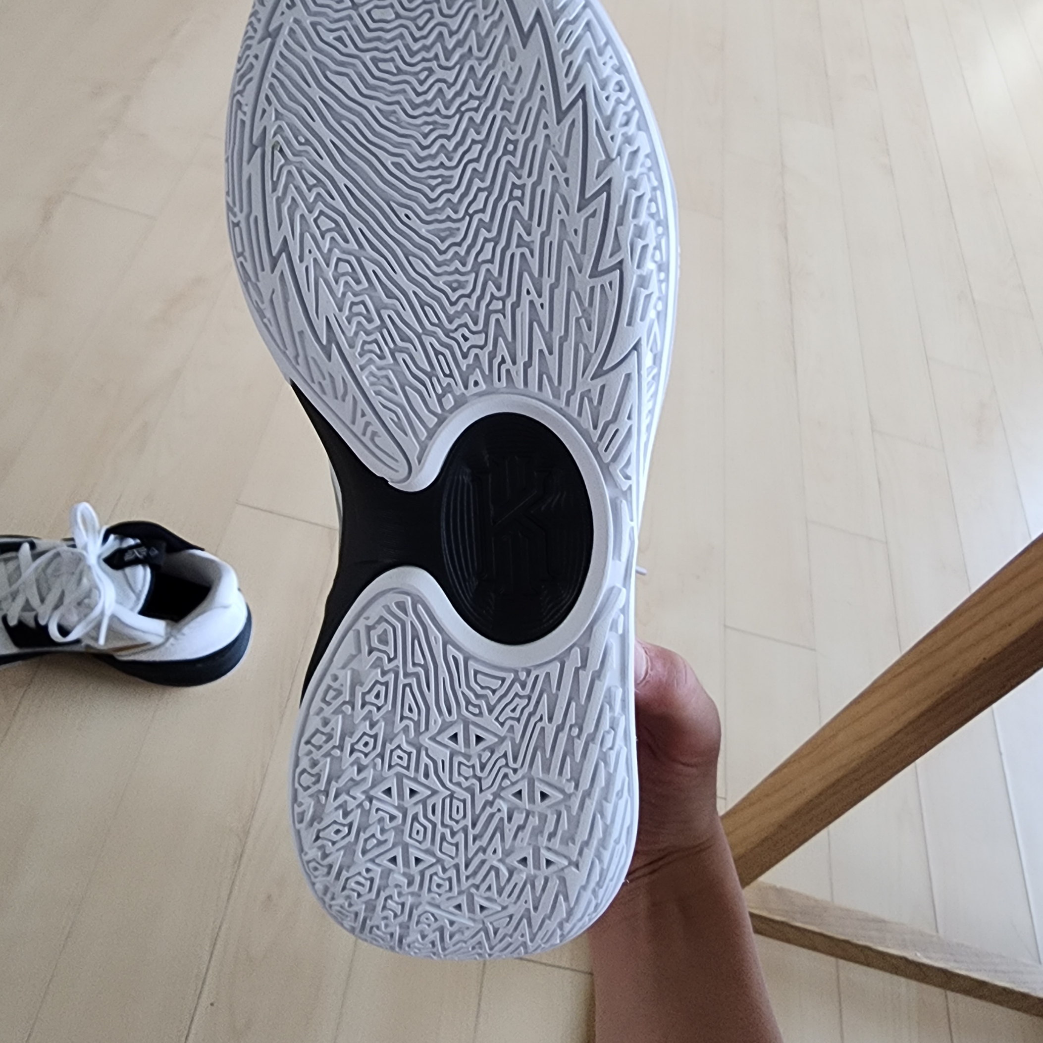 Nike Kyrie Low 5 EP White Black Metallic Gold 착용 스타일 - 3