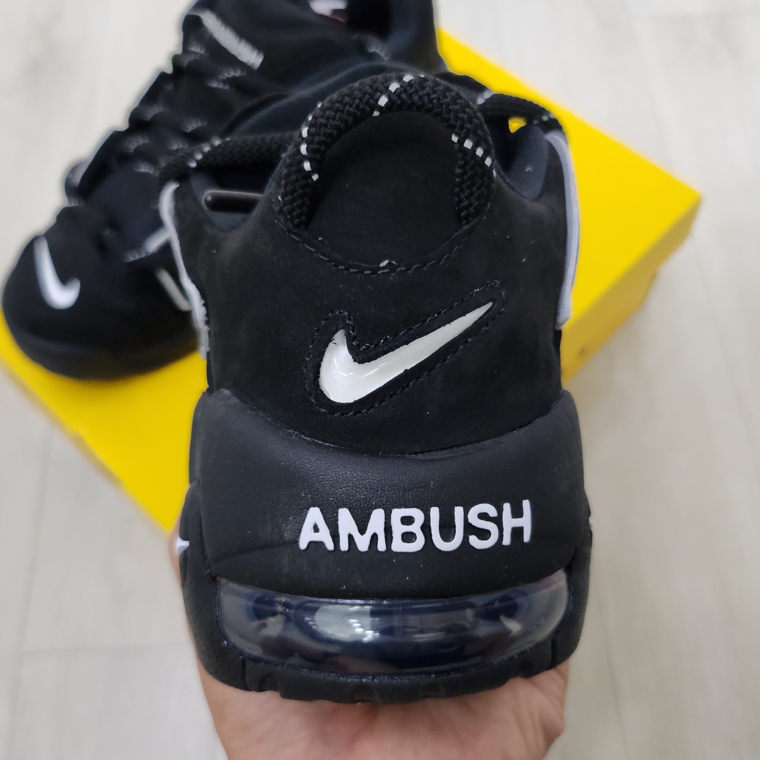Nike x Ambush Air More Uptempo Low Black and White 착용 스타일 - 3