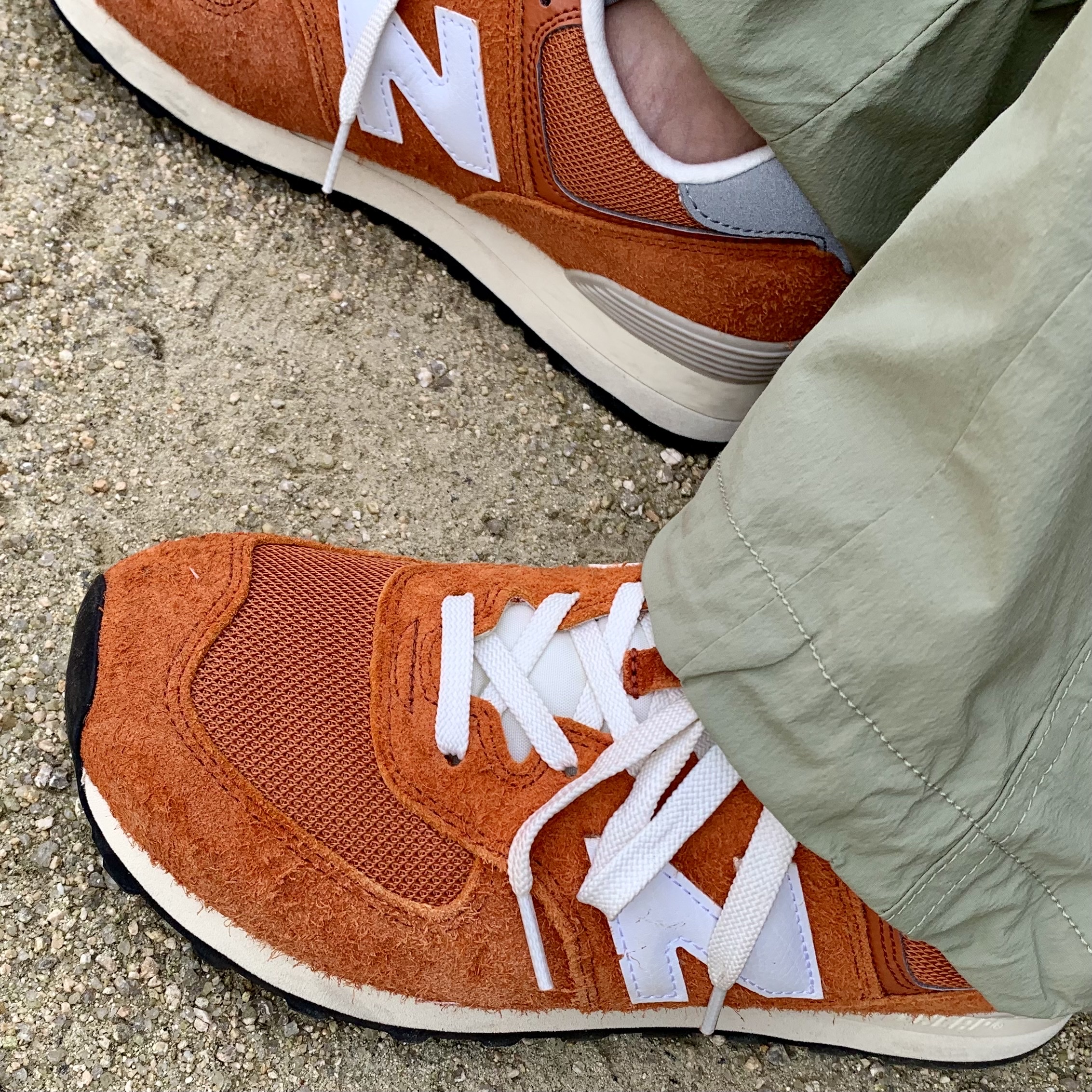 New Balance 574 Heritage Orange Burst White, Nike NRG Solo Swoosh Satin Bomber Jacket Black - Asia 착용 스타일 - 3
