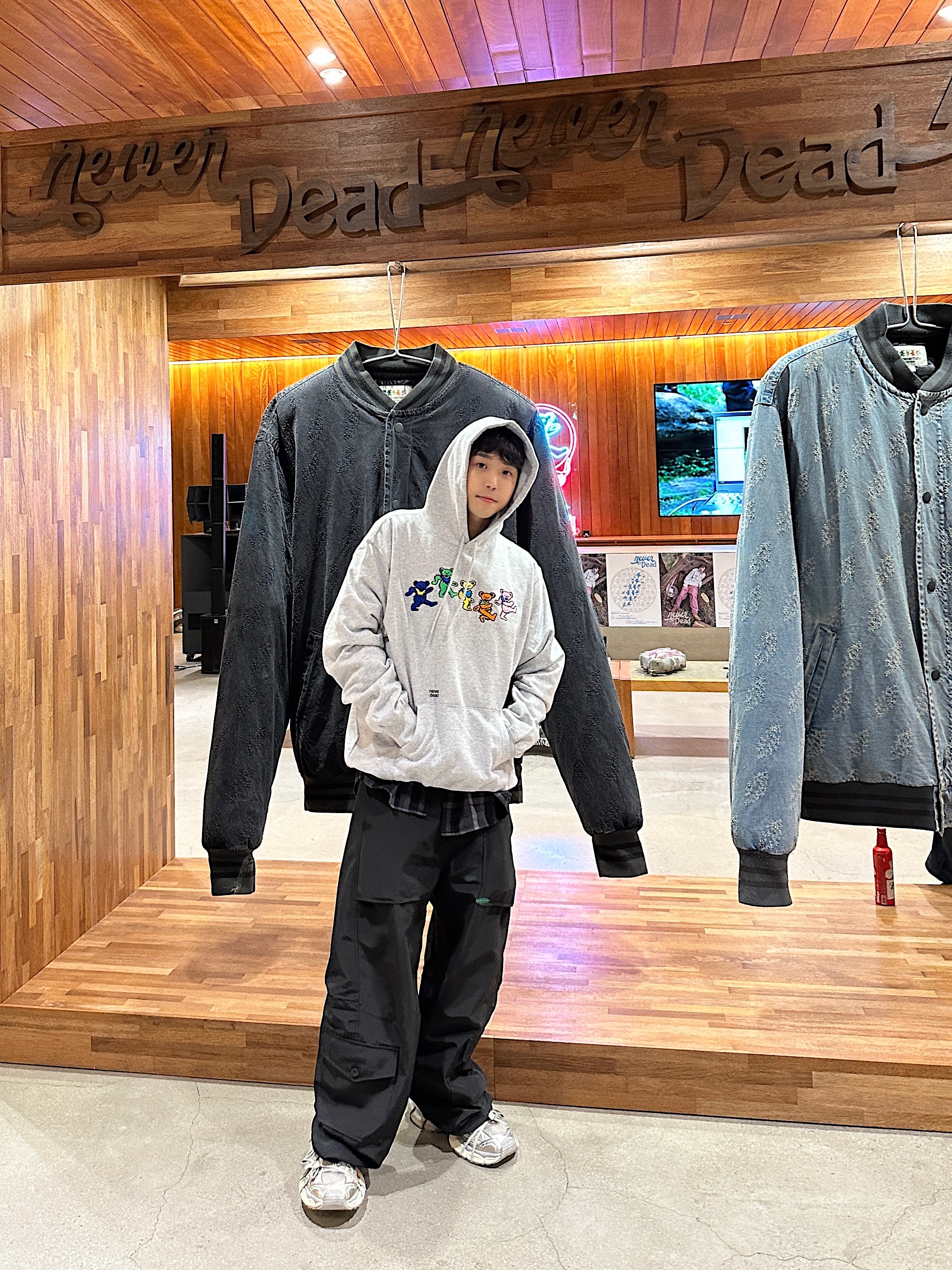 Thisisneverthat x Grateful Dead Lightning Denim Varsity Jacket Washed Blue, Balenciaga 3XL Sneakers Light Beige 착용 스타일 - 4