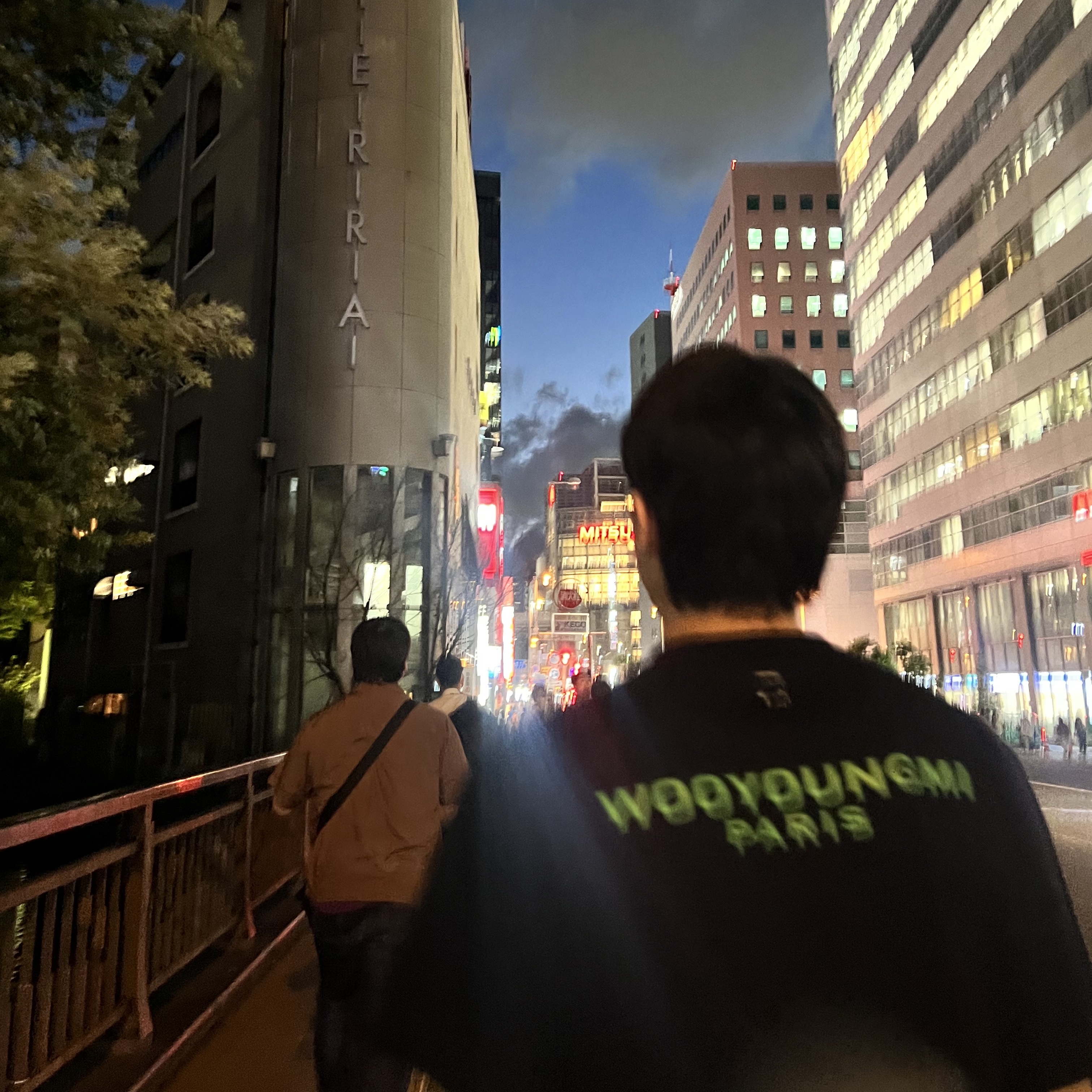 Wooyoungmi Glow Graphic Back Logo T-Shirt Black - 22SS 착용 스타일