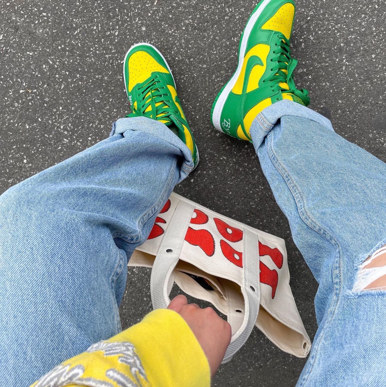 Nike x Supreme SB Dunk High OG QS By Any Means Varsity Red Midnight Navy, Nike x Supreme SB Dunk High OG QS By Any Means Varsity Maize Pine Green 착용 스타일 - 2