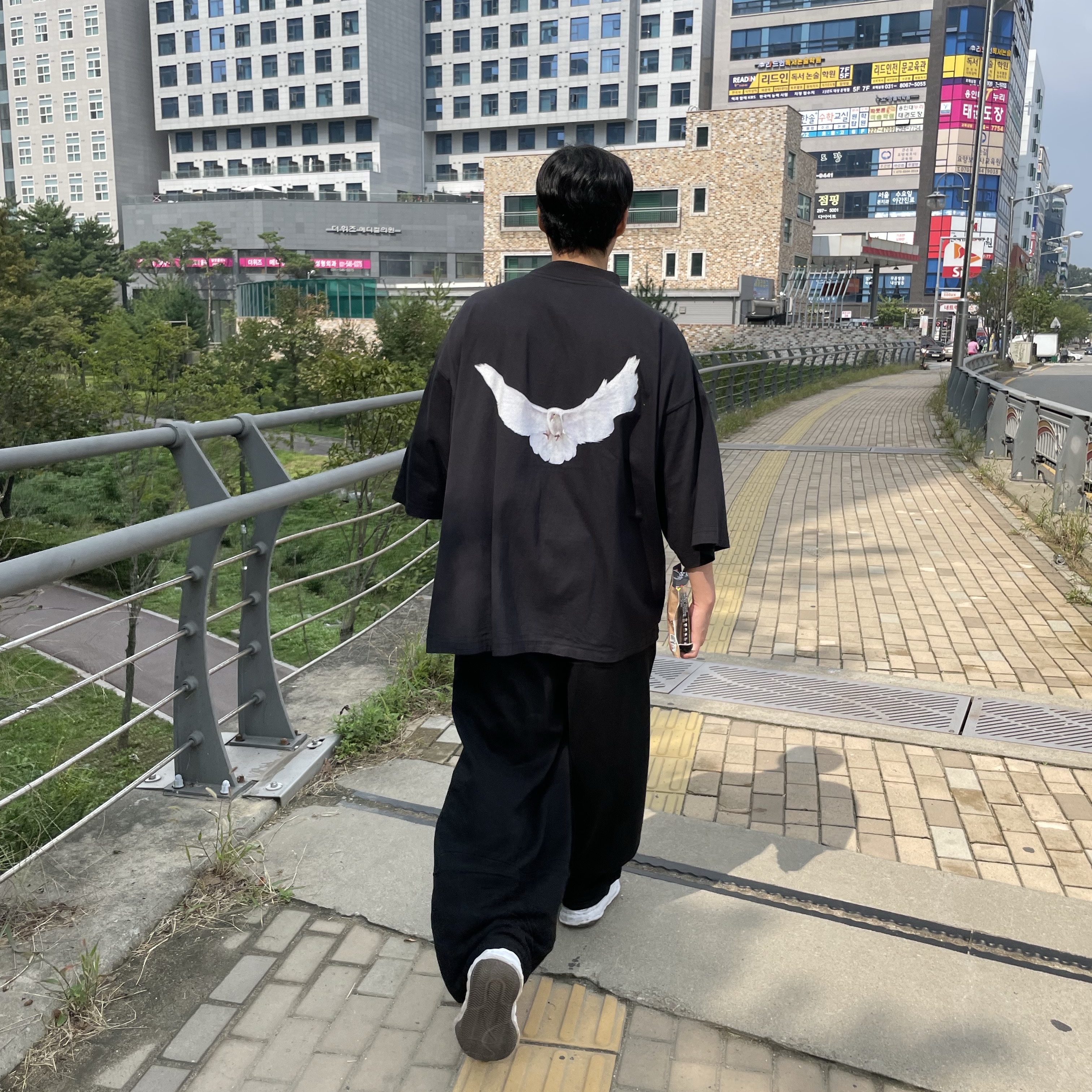 Yeezy Gap Engineered By Balenciaga Dove 3/4 Sleeve T-Shirt Black, Maison Mihara Yasuhiro Blakey OG Sole Leather Low-top Sneakers White 착용 스타일