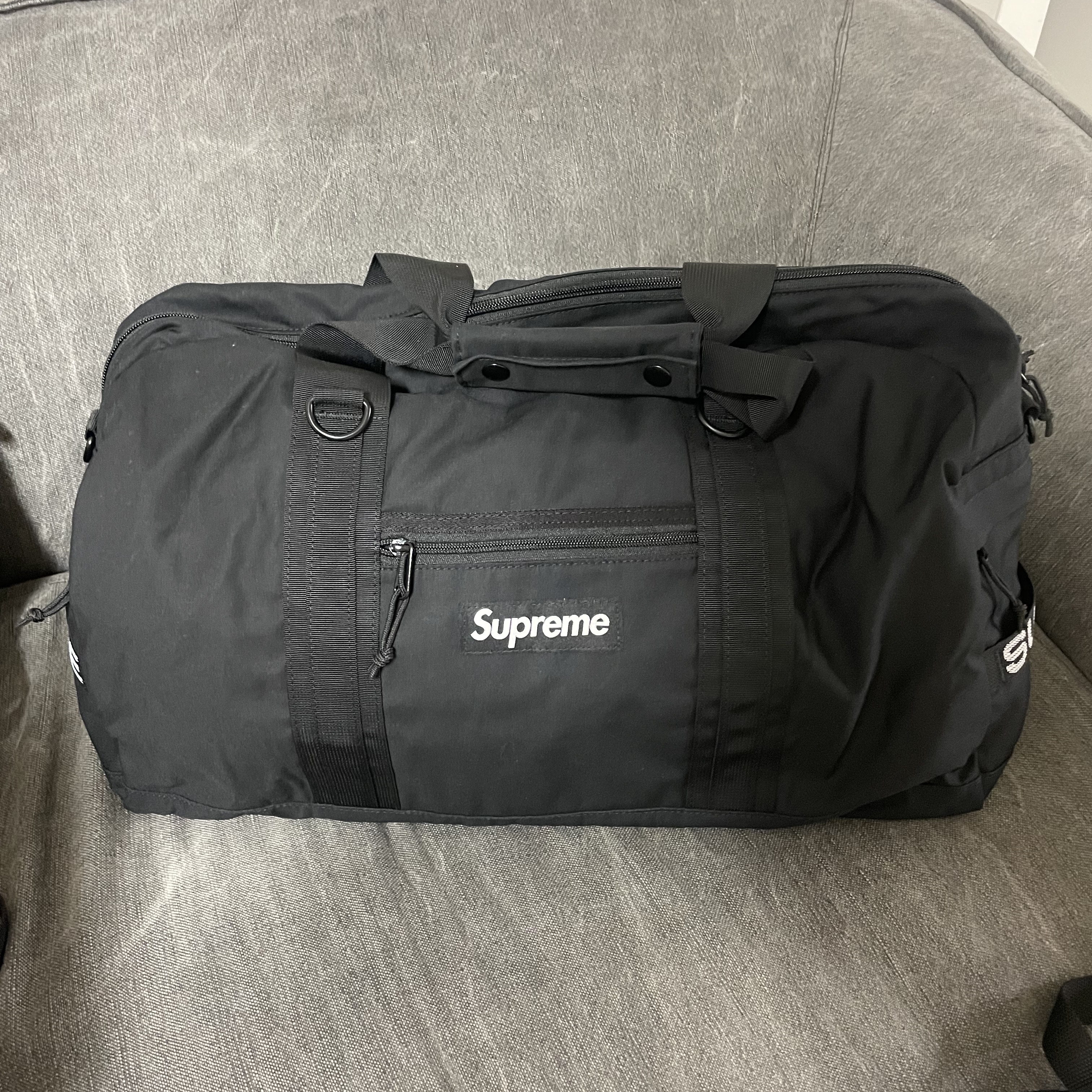 Supreme Field Duffle Bag Black - 23SS 착용 스타일 - 1